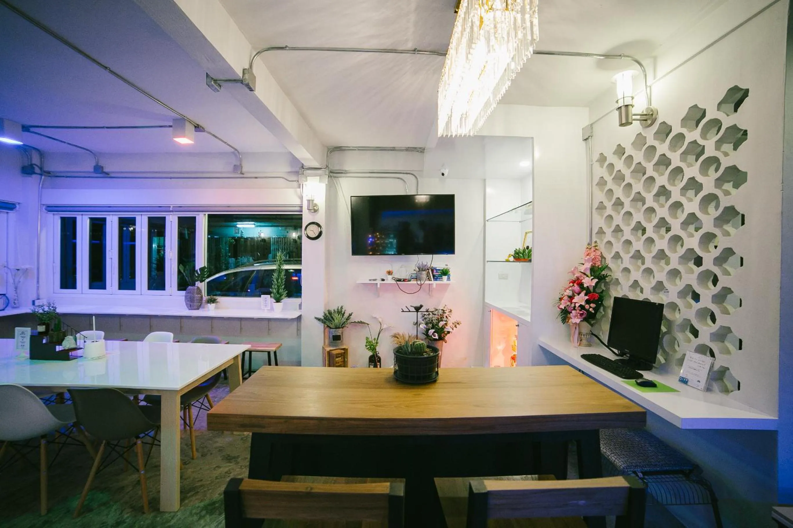 Communal lounge/ TV room in Diff Hostel