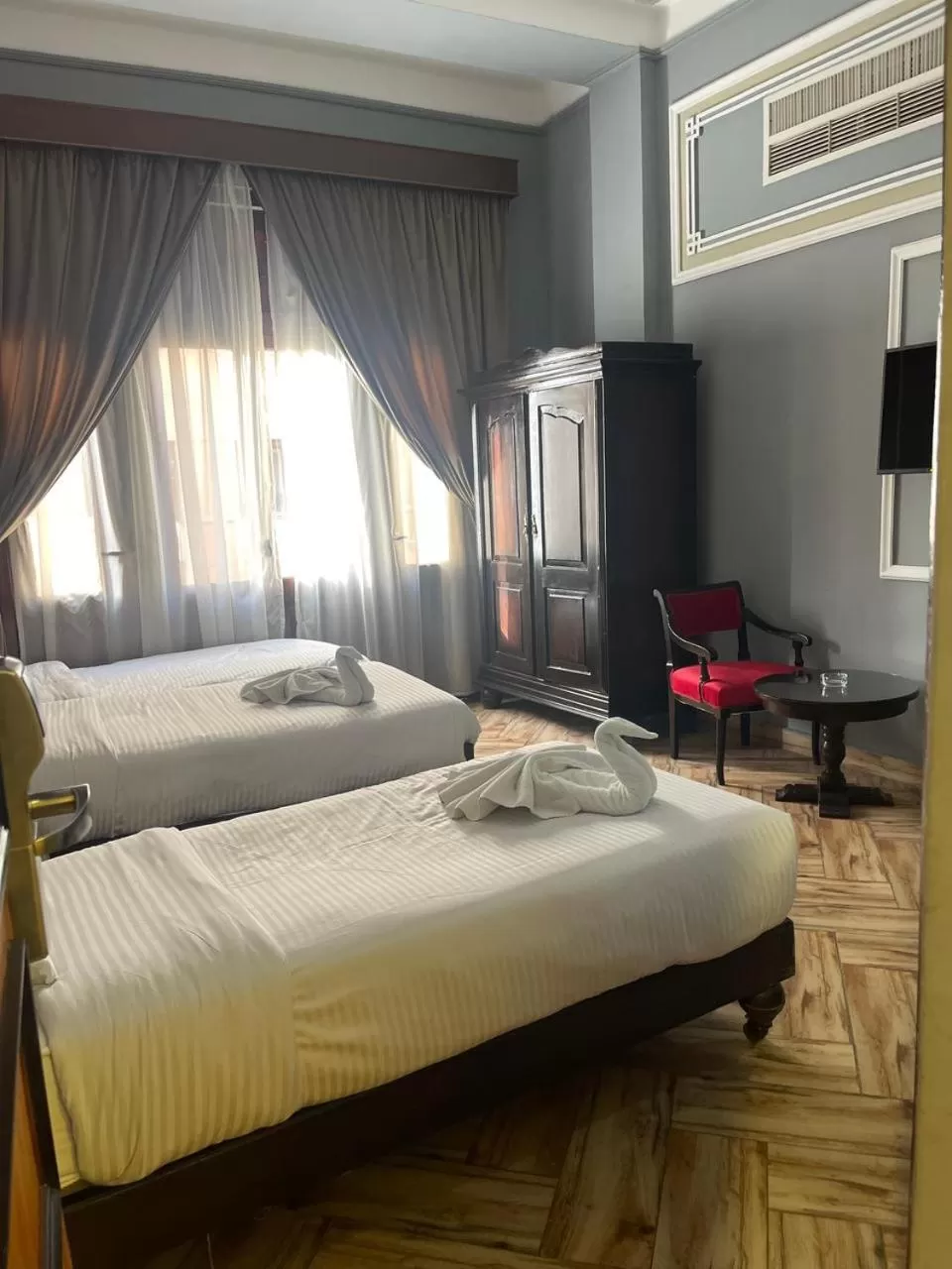 Photo of the whole room, Bed in Cosmopolitan hotel