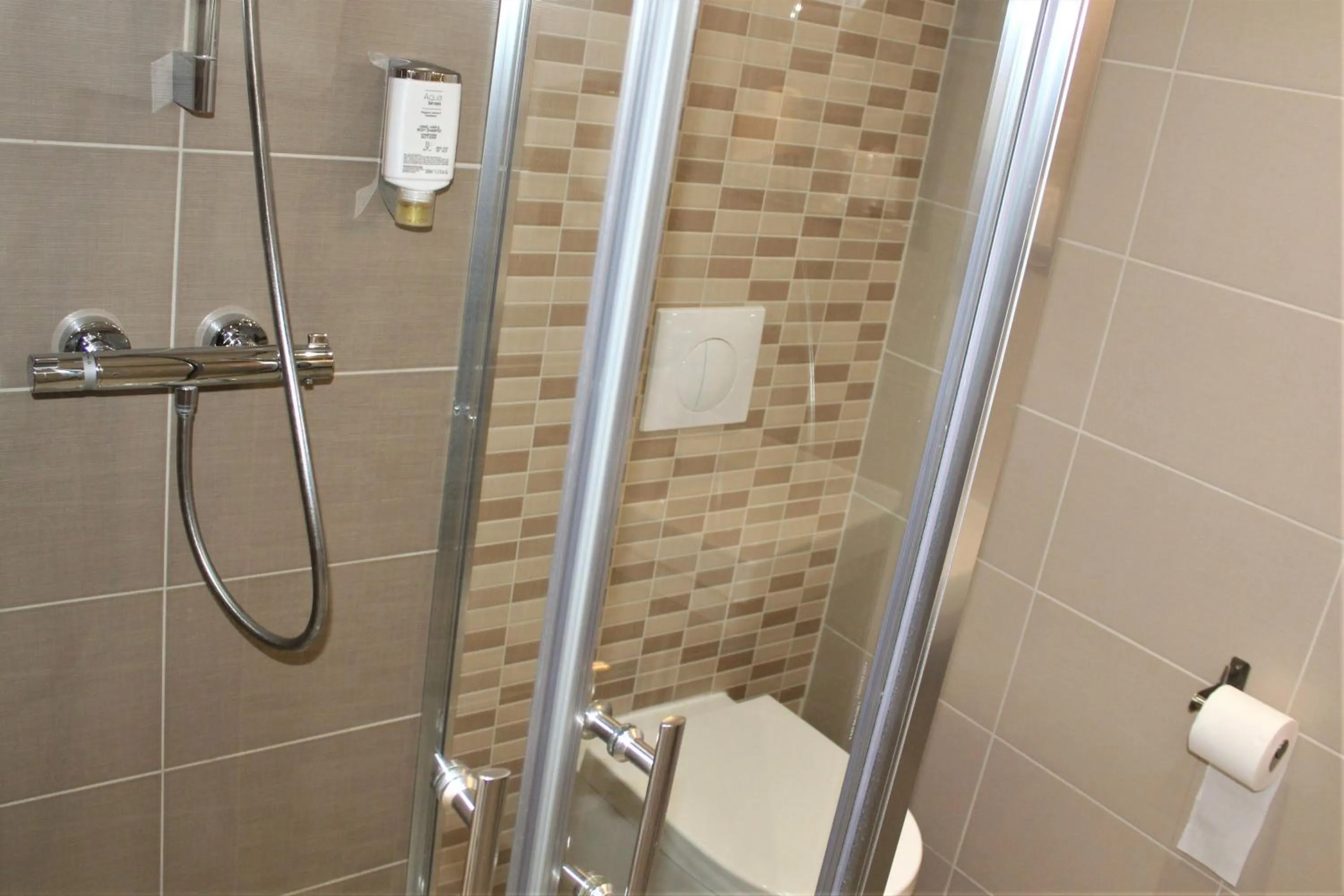 Bathroom in Royal Hôtel Angers