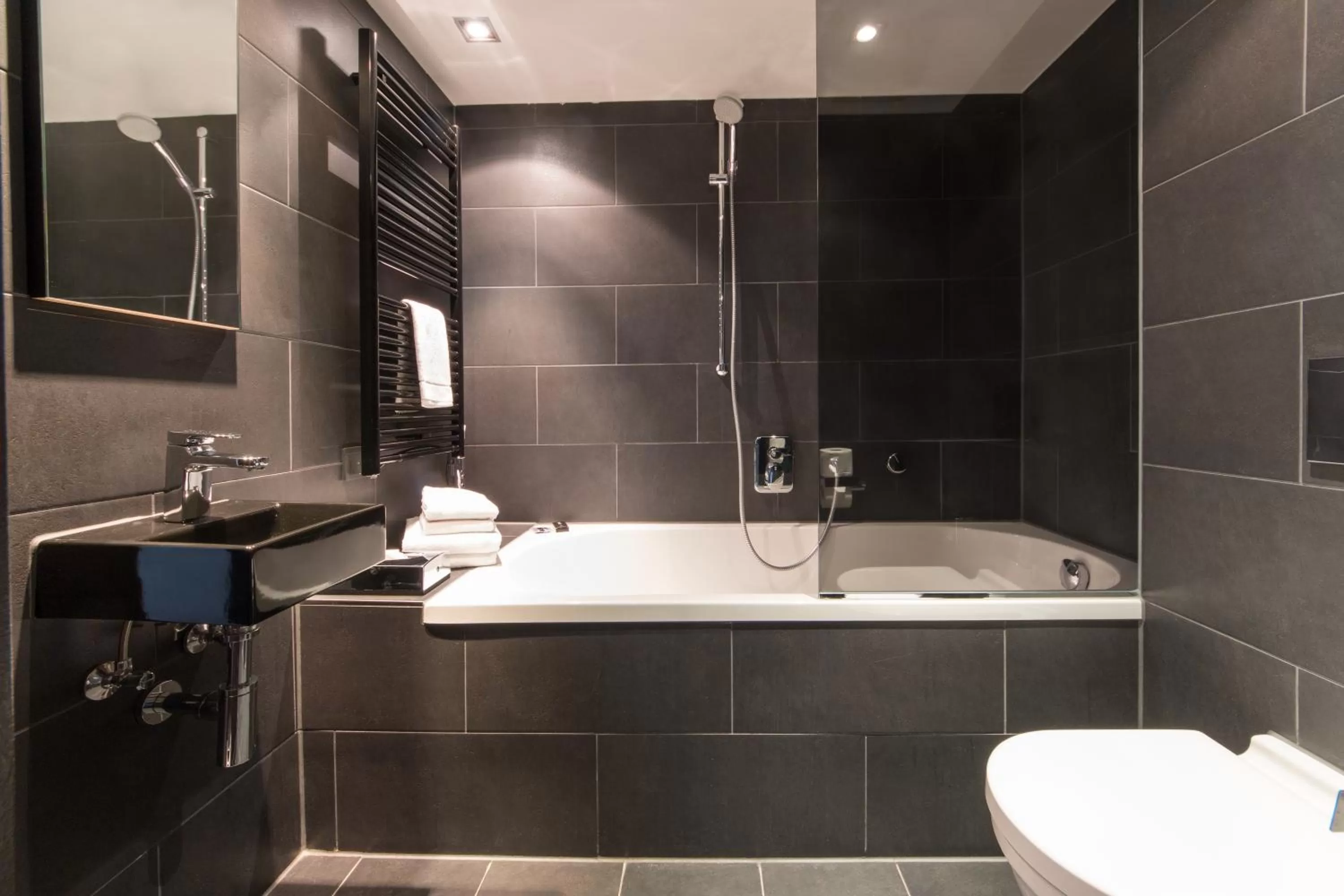 Bathroom in La Mansion Vi Vadi Hotel