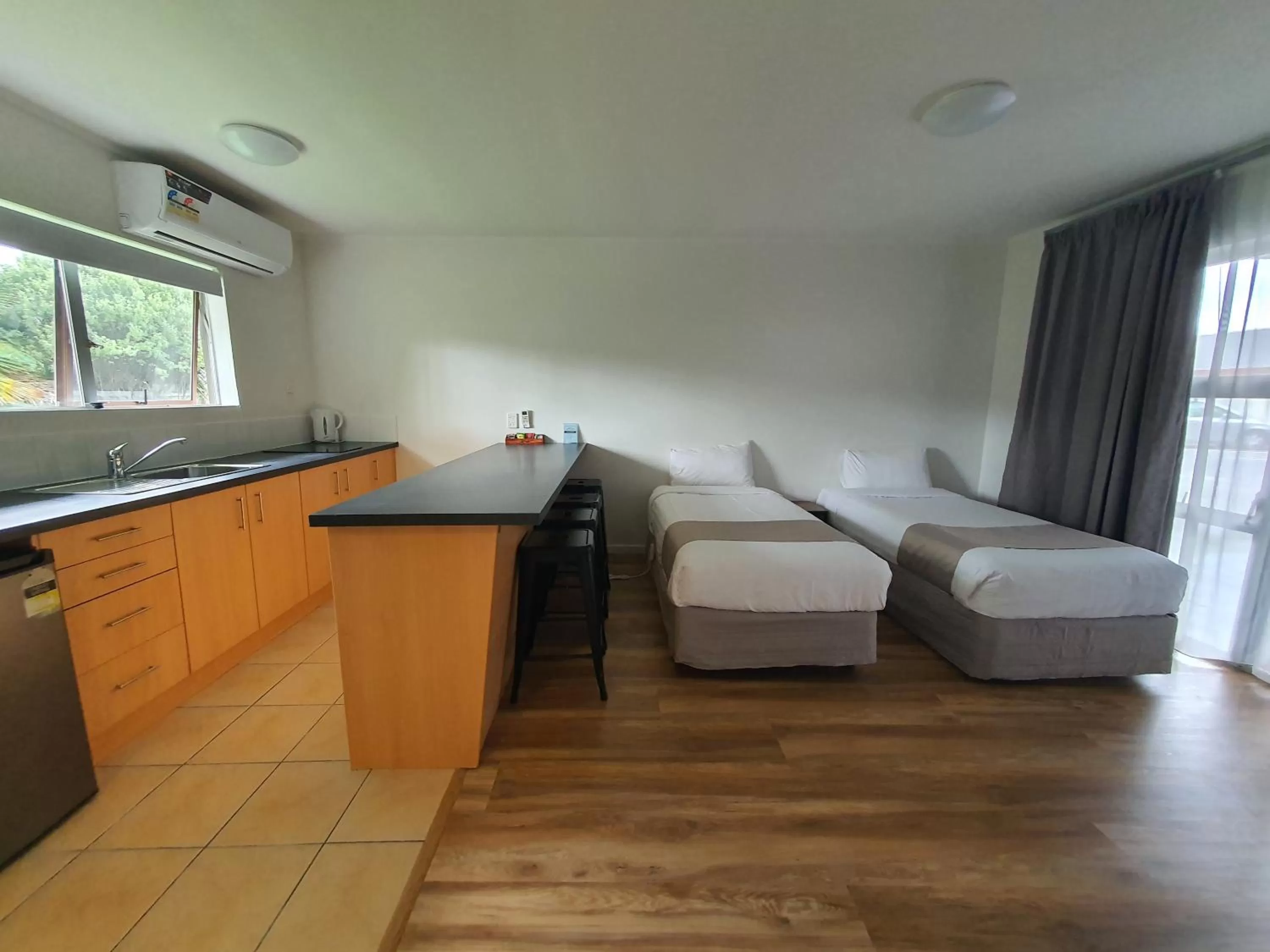 Living room in Ocean Inn Motel