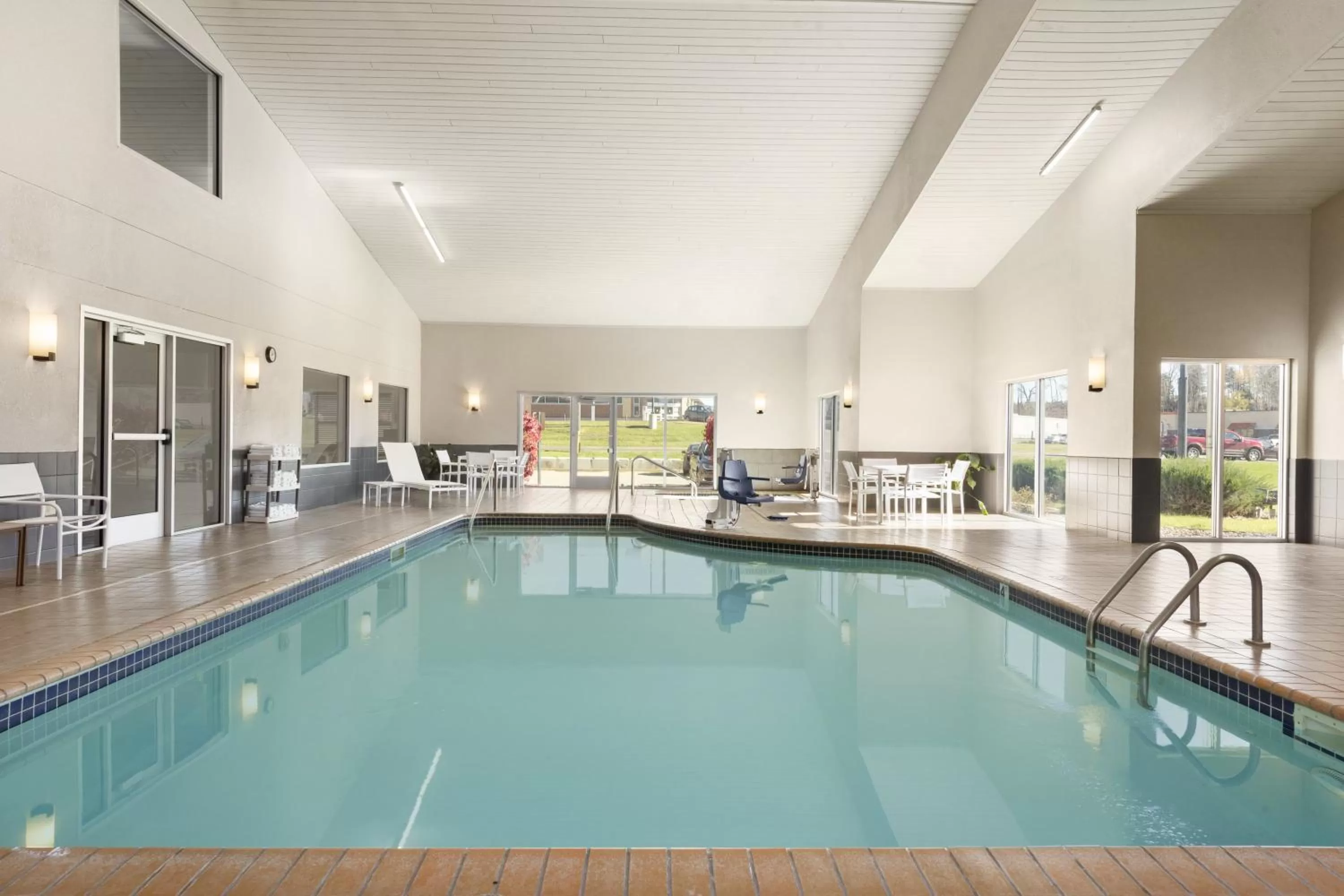 Swimming pool in Country Inn & Suites by Radisson, Platteville, WI