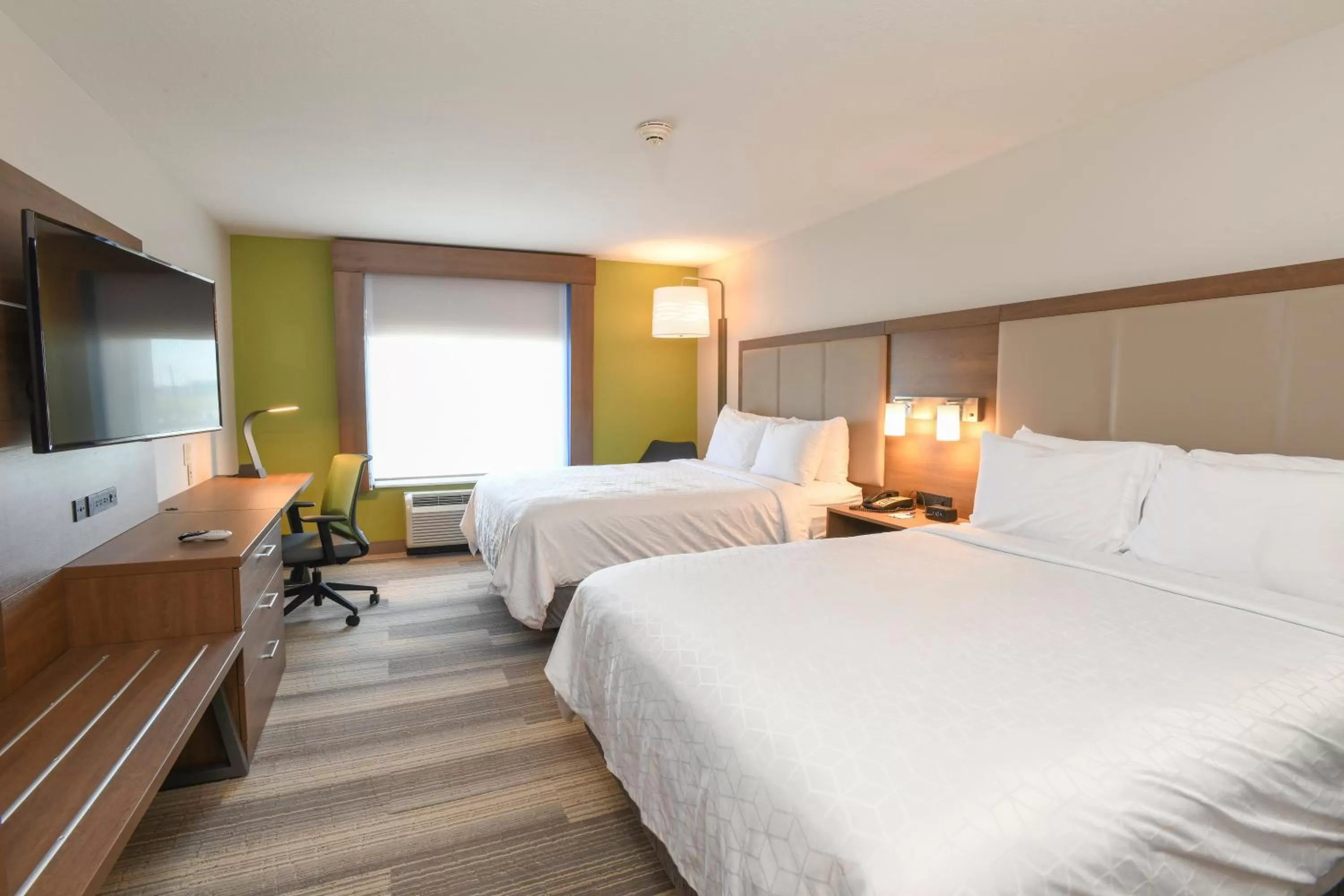 Photo of the whole room, Bed in Holiday Inn Express Hotel & Suites Richwood - Cincinnati South by IHG