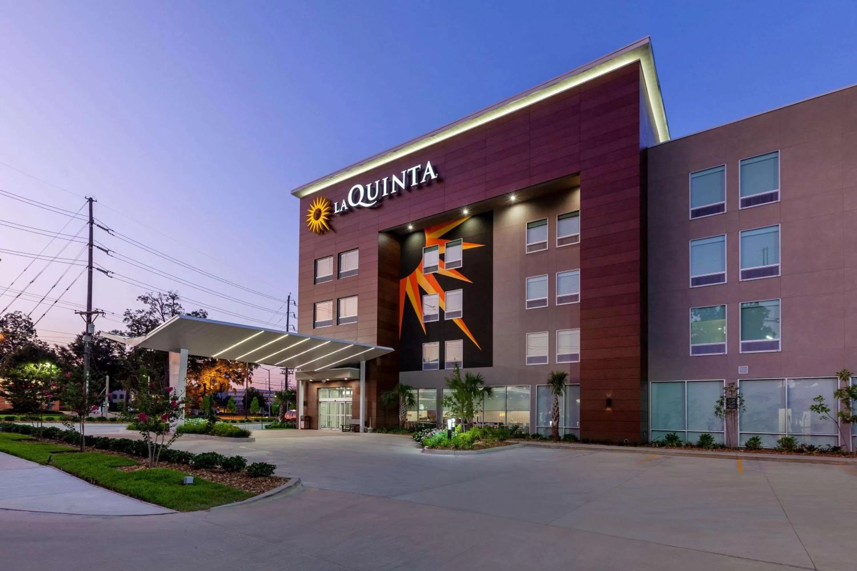 Property building in La Quinta Inn & Suites by Wyndham Lafayette Oil Center