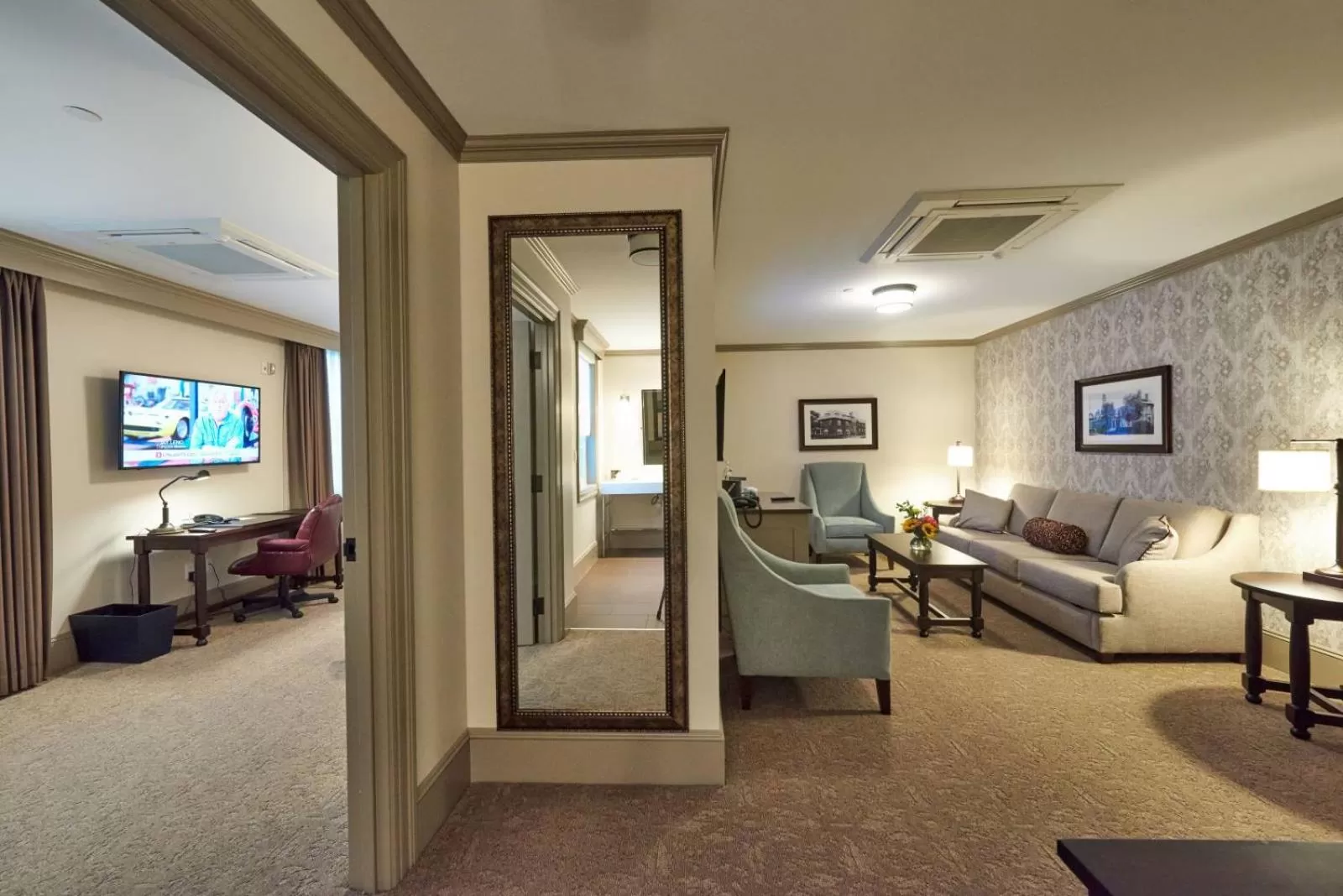 Living room, Bed in The Groton Inn