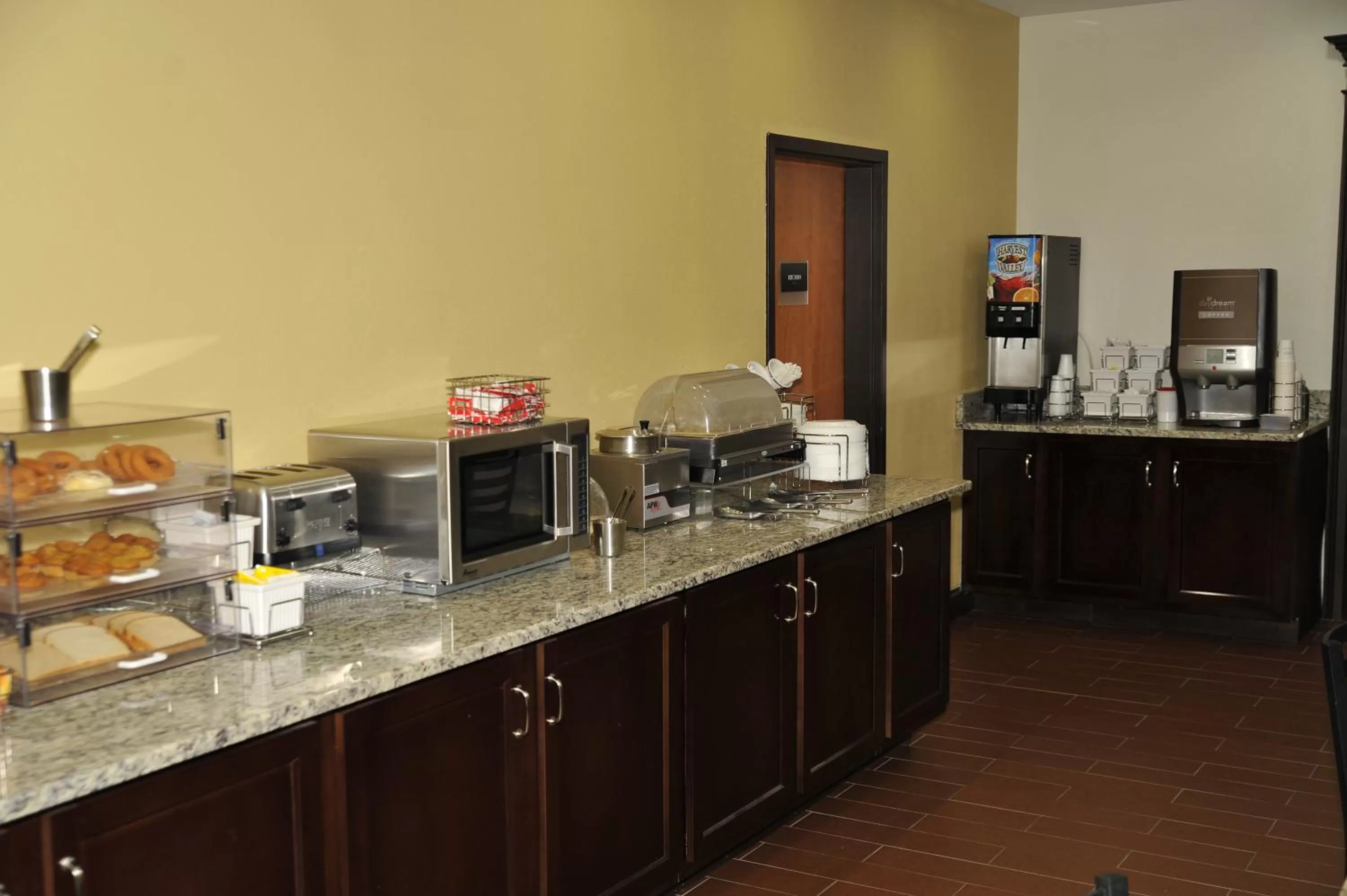 Communal kitchen in Wingate by Wyndham Bowling Green