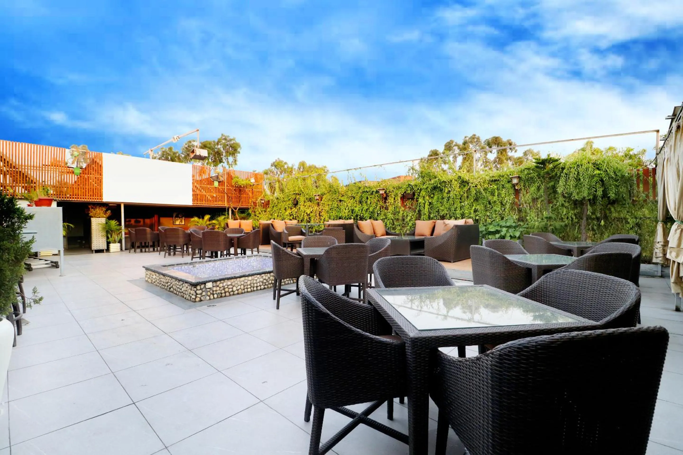 Restaurant/places to eat in Hotel City Heart Premium