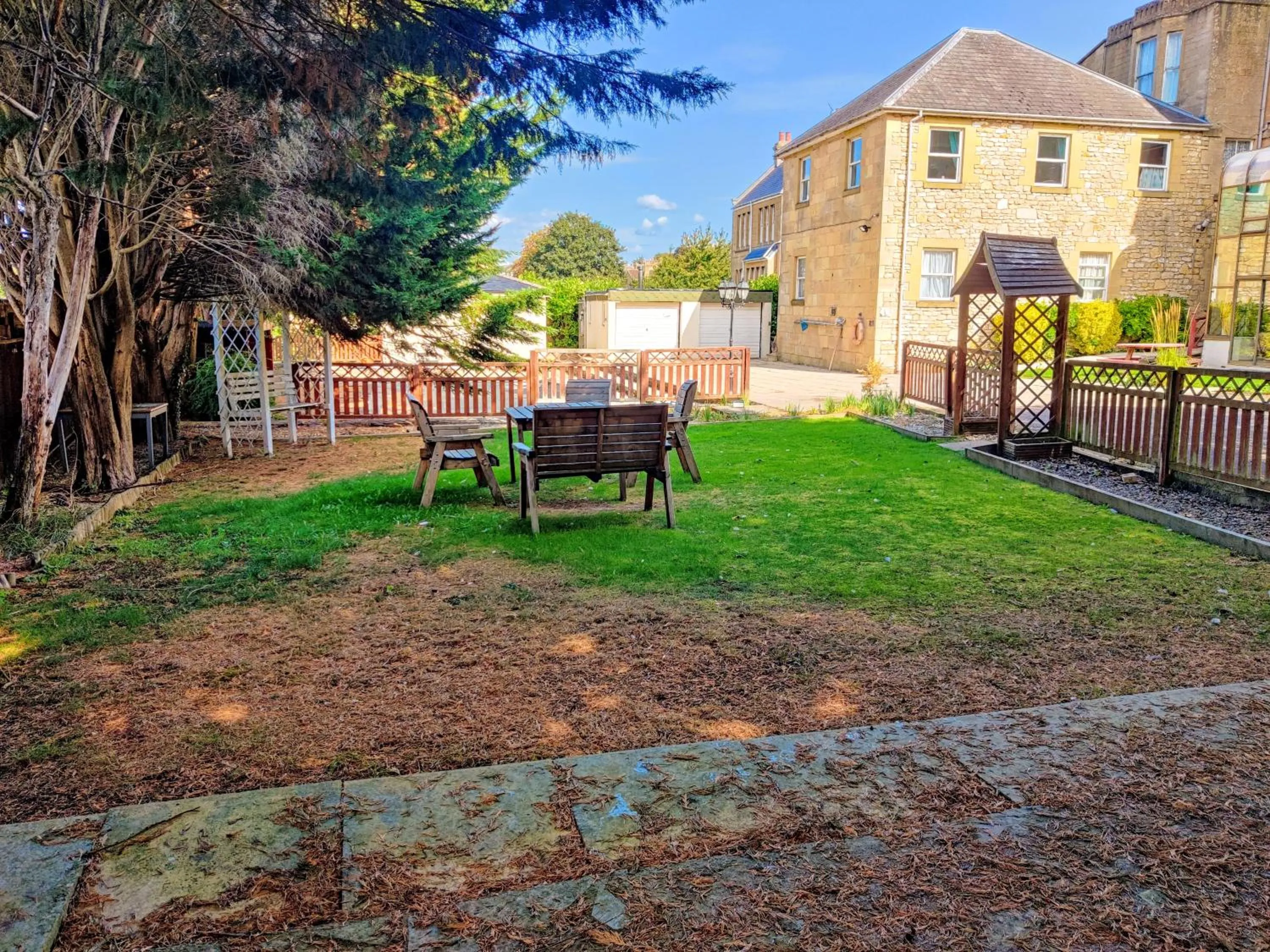 Property building in Wentworth House - Free Parking