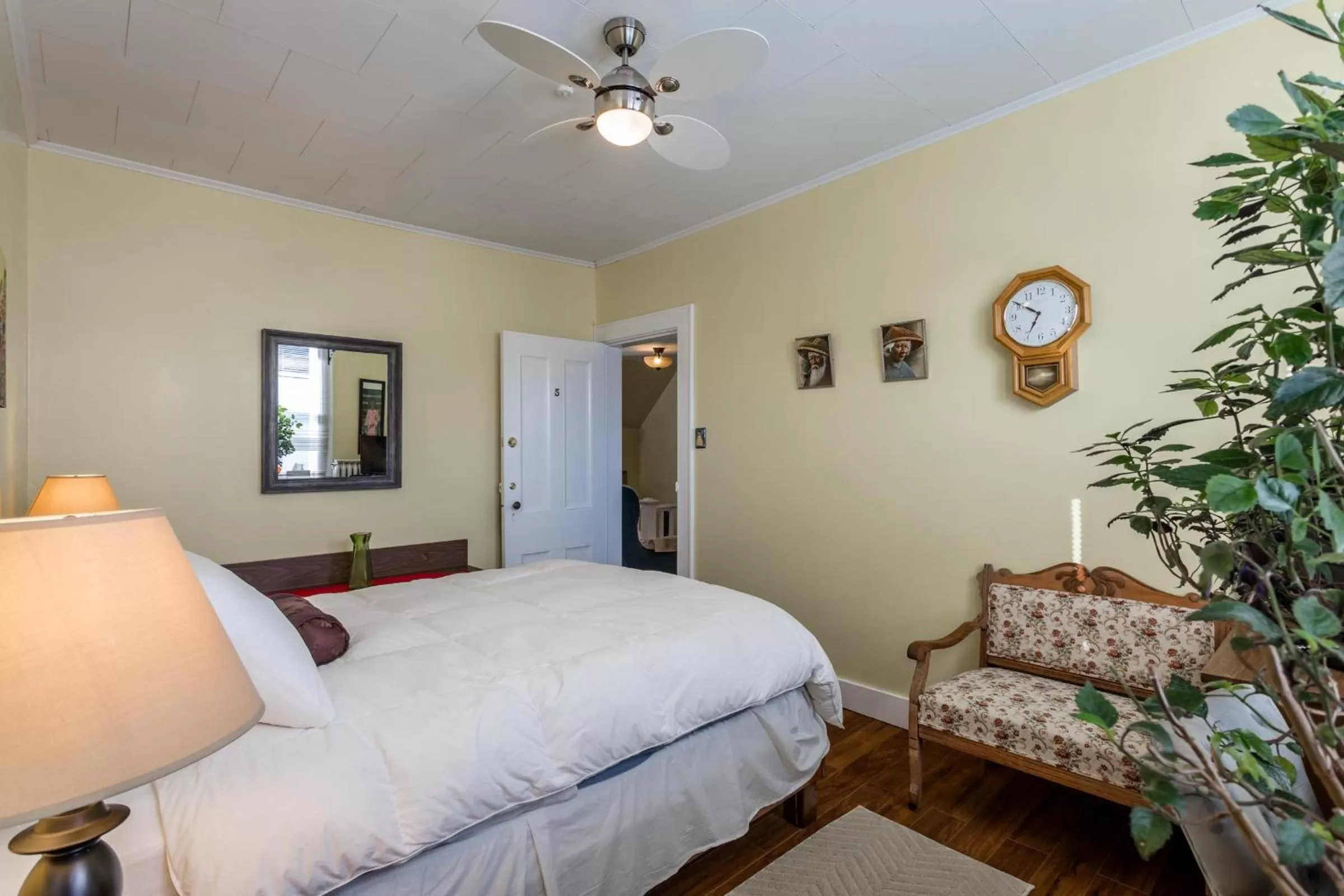 Bed in Lakelawn B&B and Motel