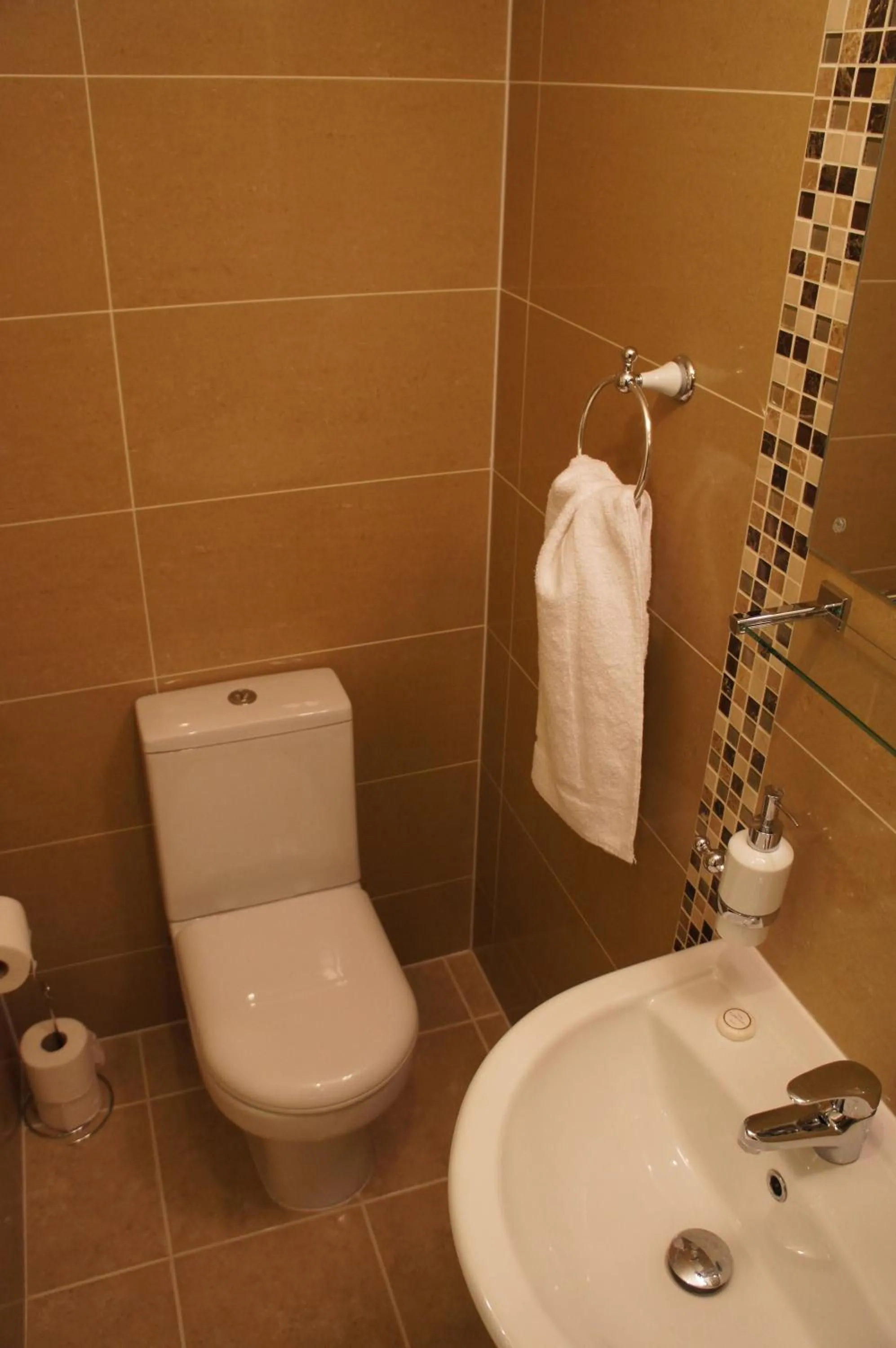 Bathroom in Sapphire Hotel London