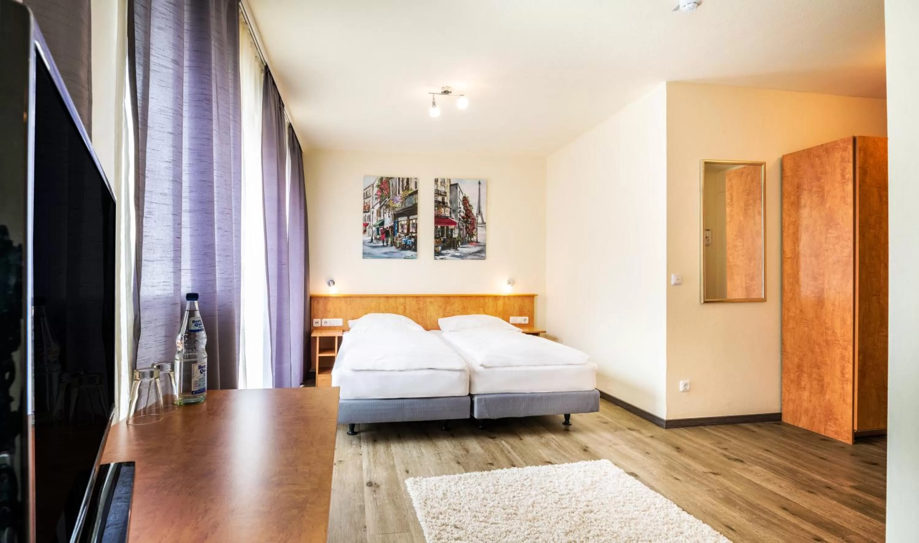 Bed in Schroeders City-Style-Hotel