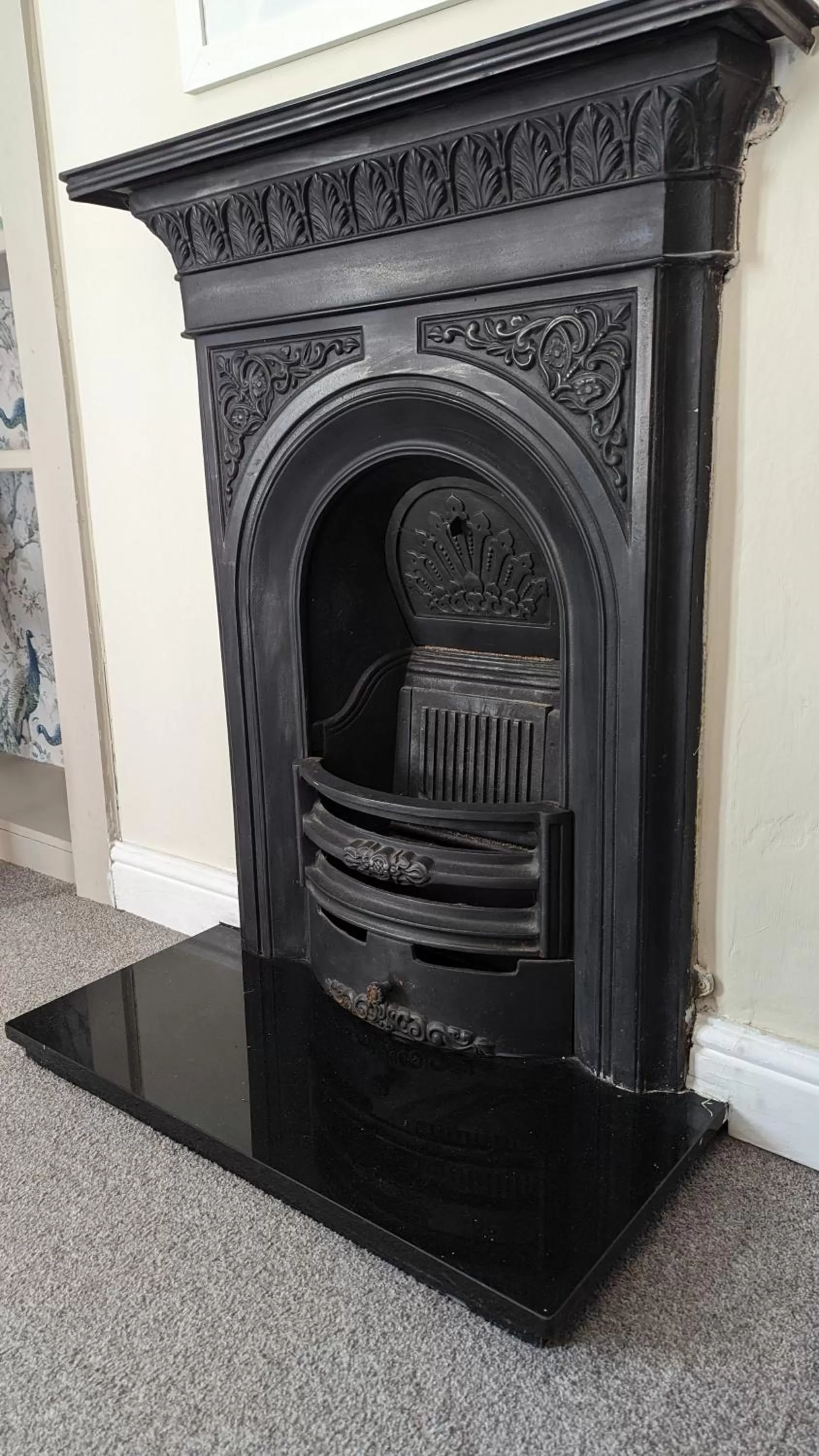 flat iron, TV/Entertainment Center in Britannia House Vintage B&B Cornwall