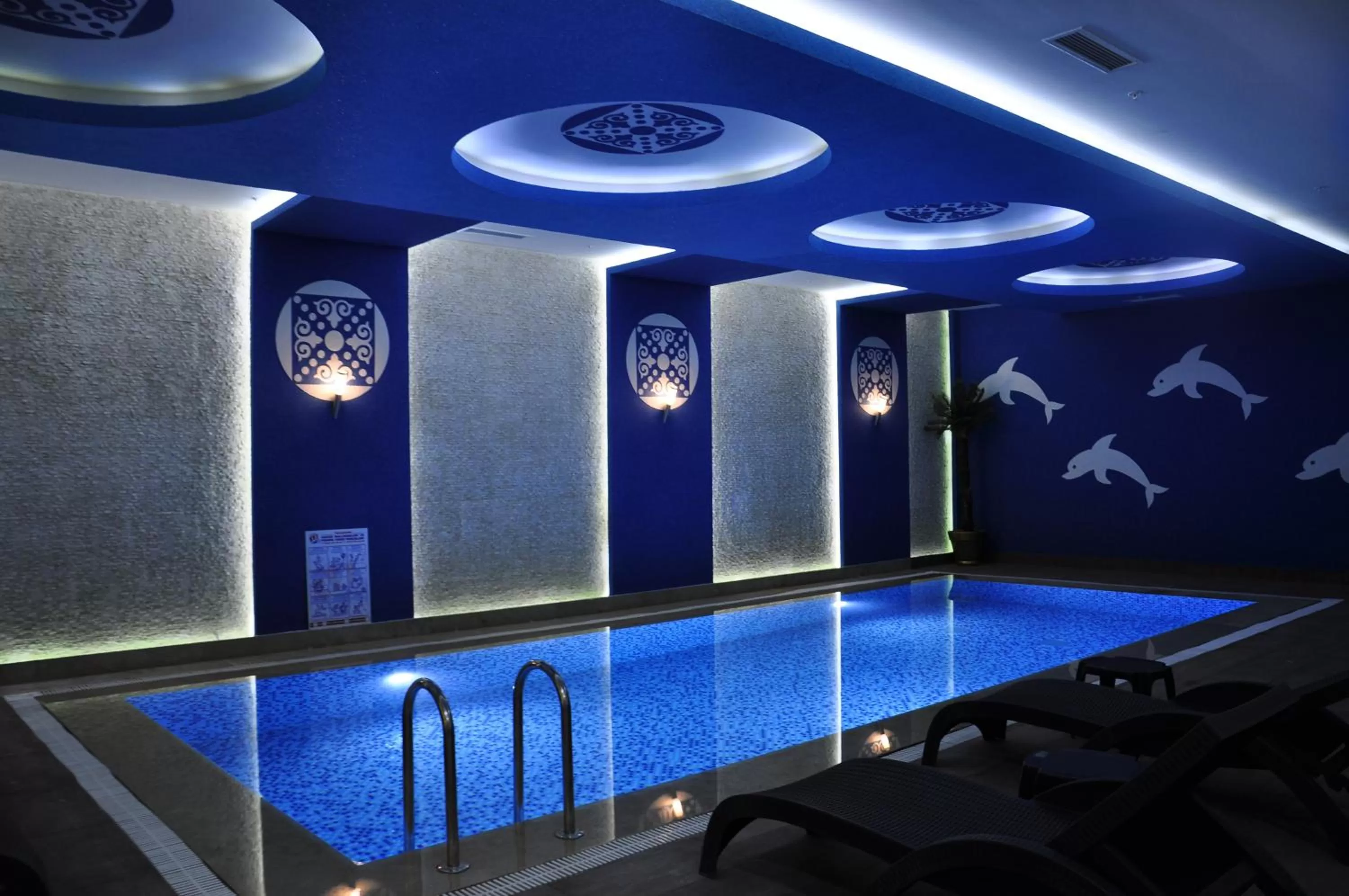 Swimming pool in Elips Royal Hotel & SPA