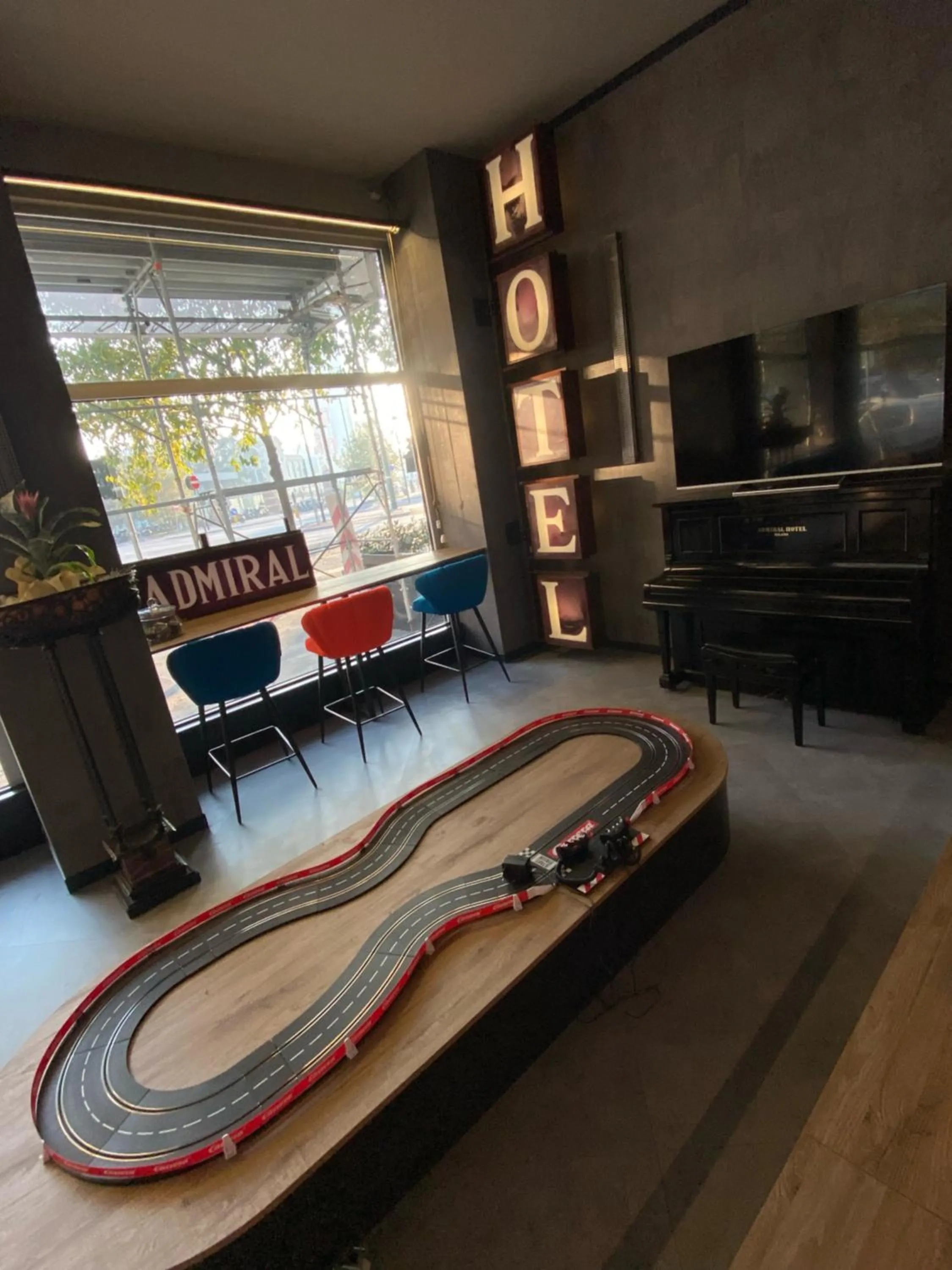 Communal lounge/ TV room in Admiral Hotel