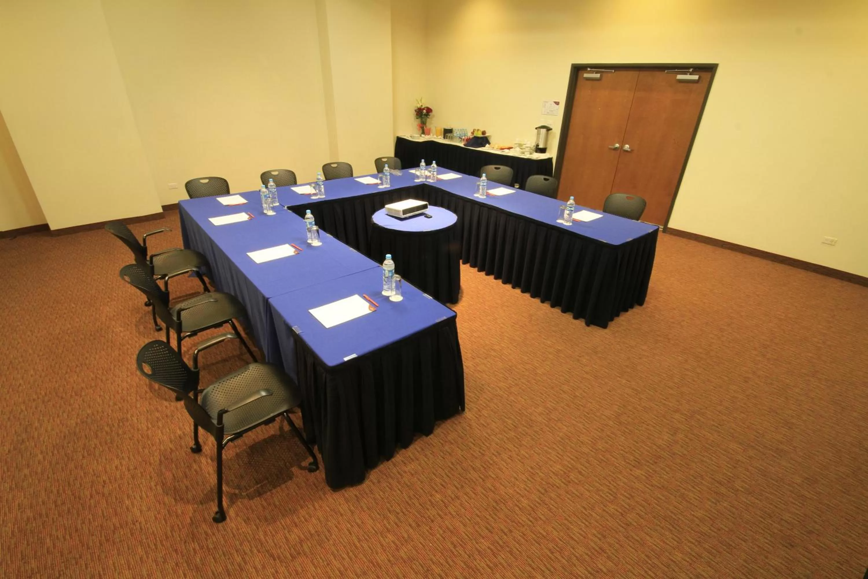Meeting/conference room in Crowne Plaza Monterrey Aeropuerto by IHG