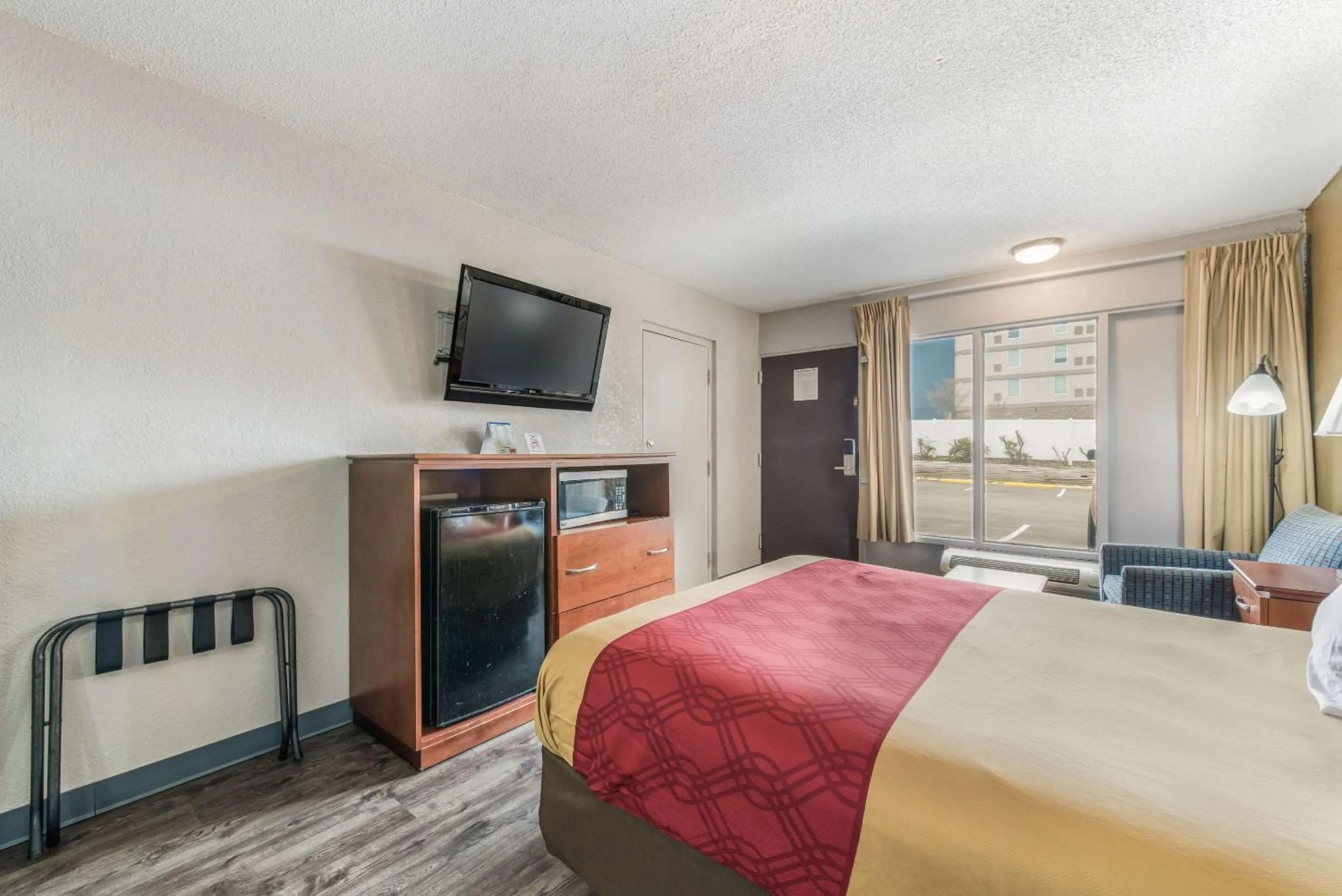 Photo of the whole room, Bed in Econo Lodge Salisbury South