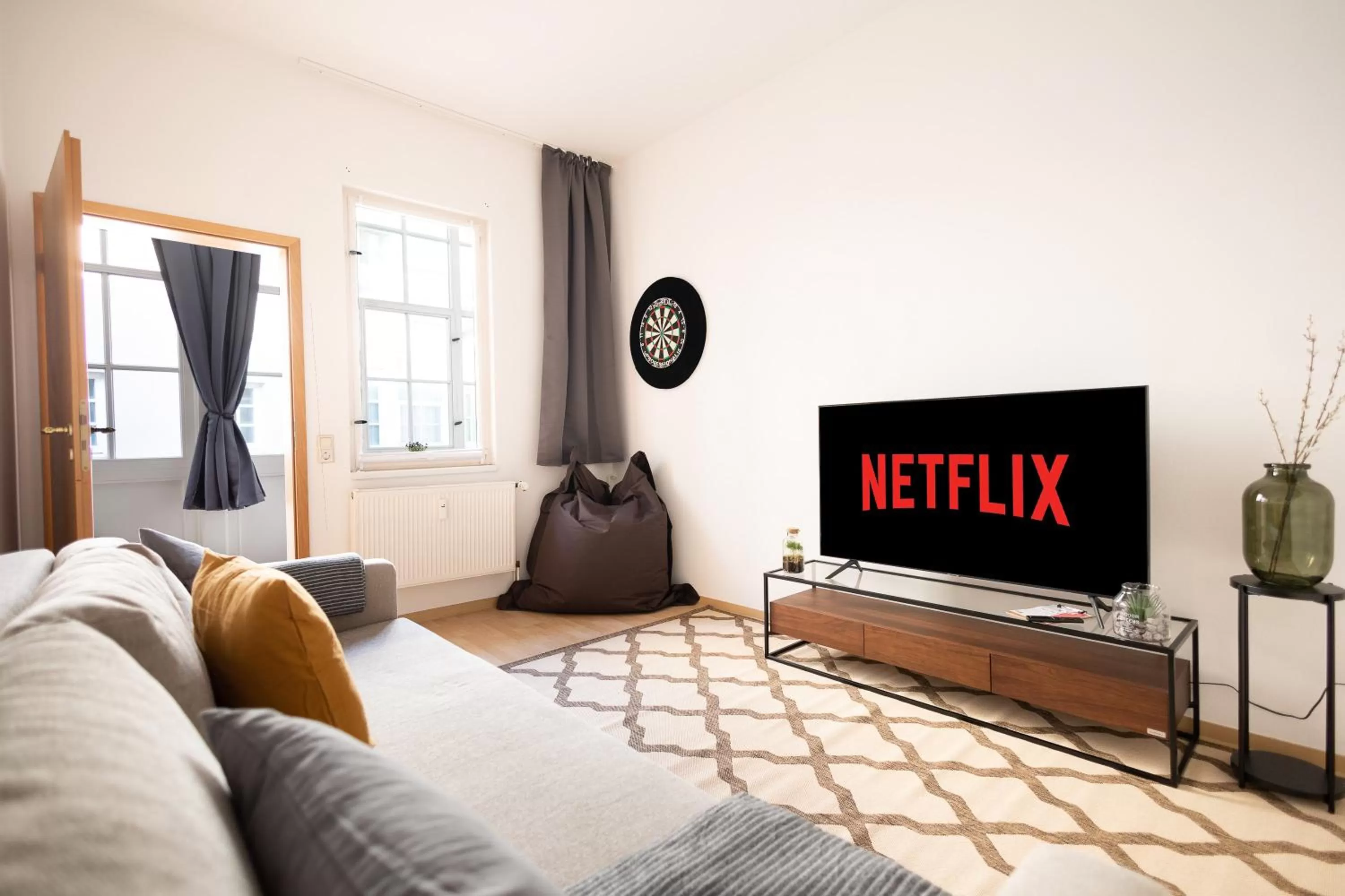 TV and multimedia, TV/Entertainment Center in Ko-Living Space an der Oper - Street Art Design Apartments