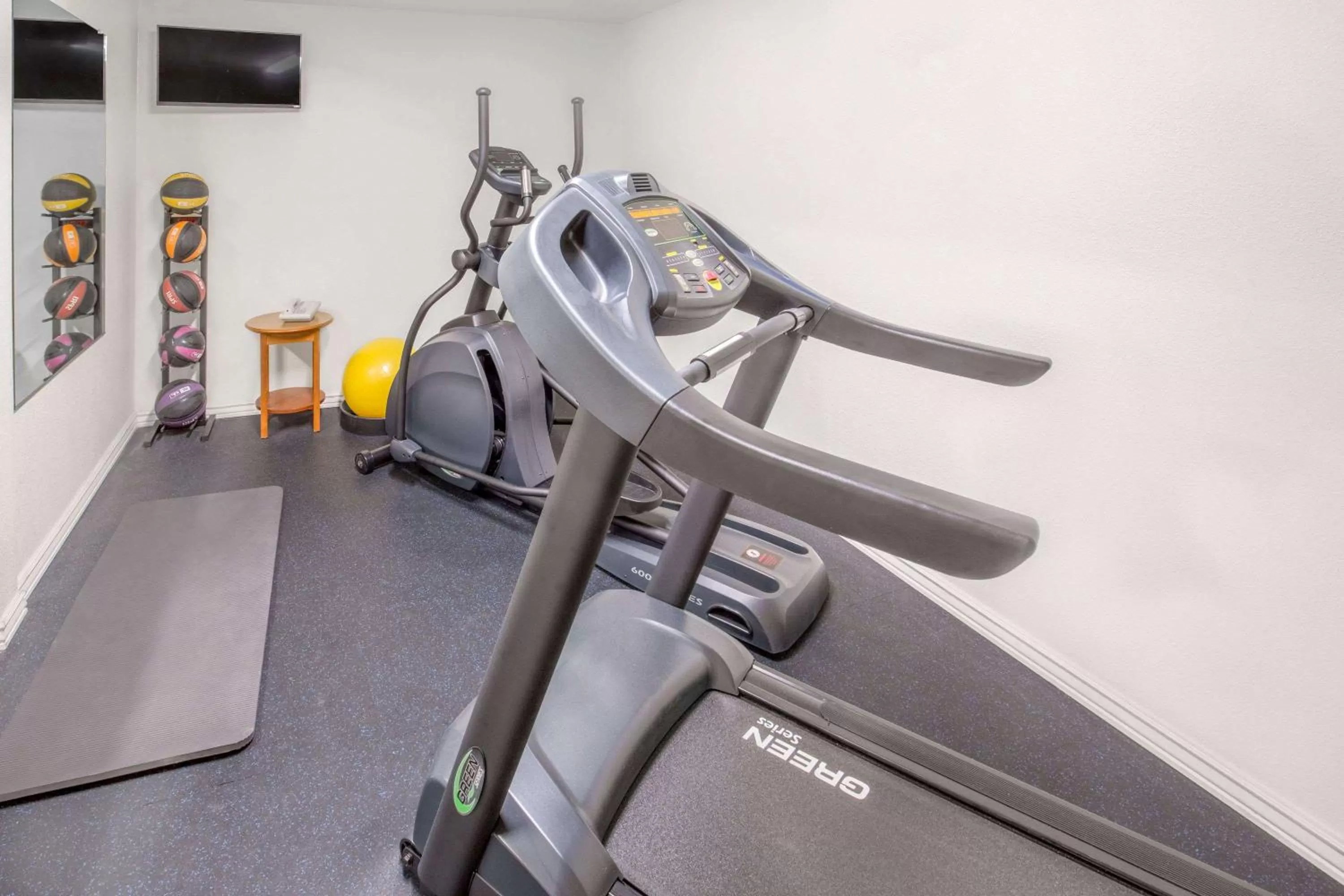 Fitness centre/facilities in Days Inn by Wyndham Eureka CA