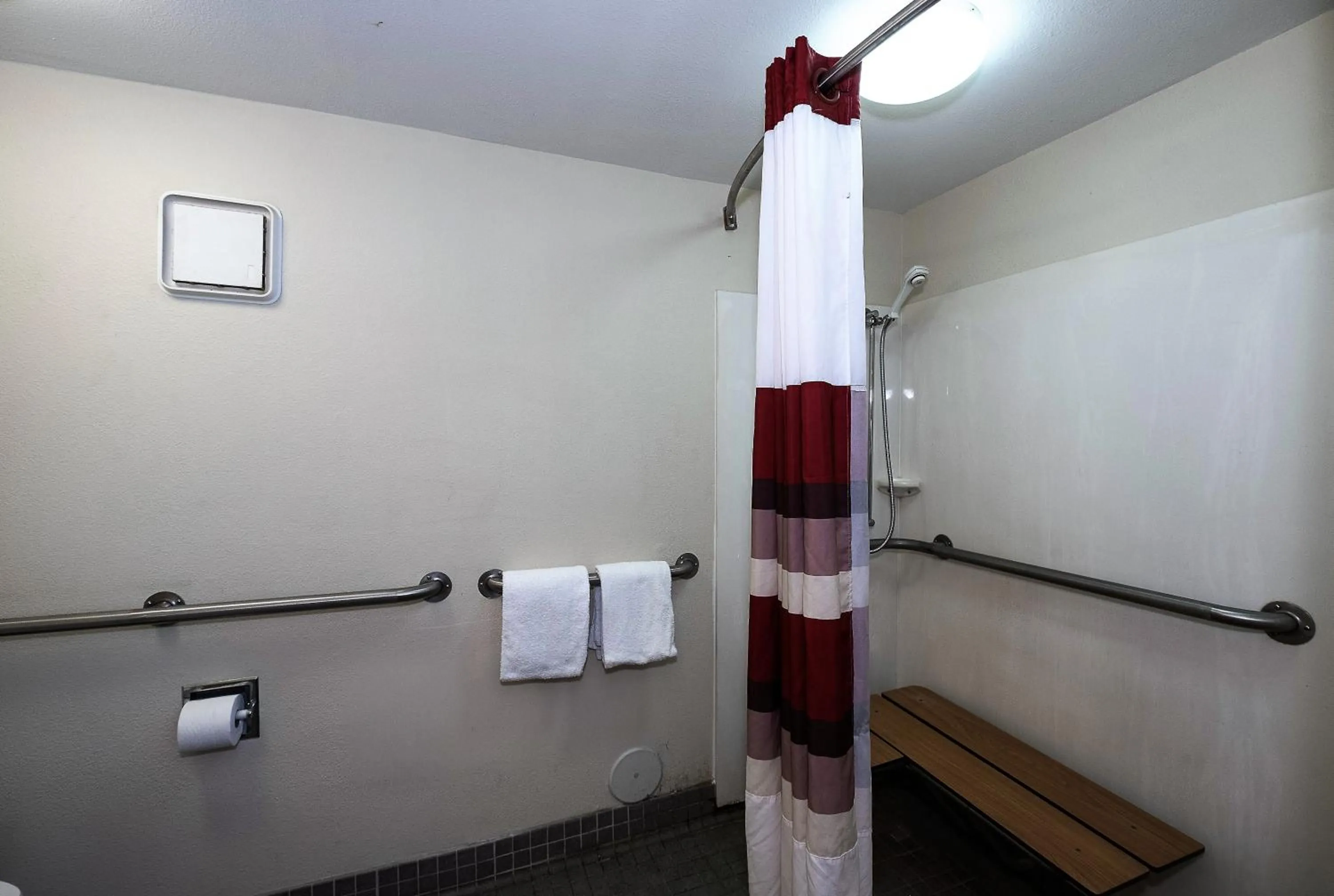 Bathroom in Red Roof Inn Columbus East- Reynoldsburg