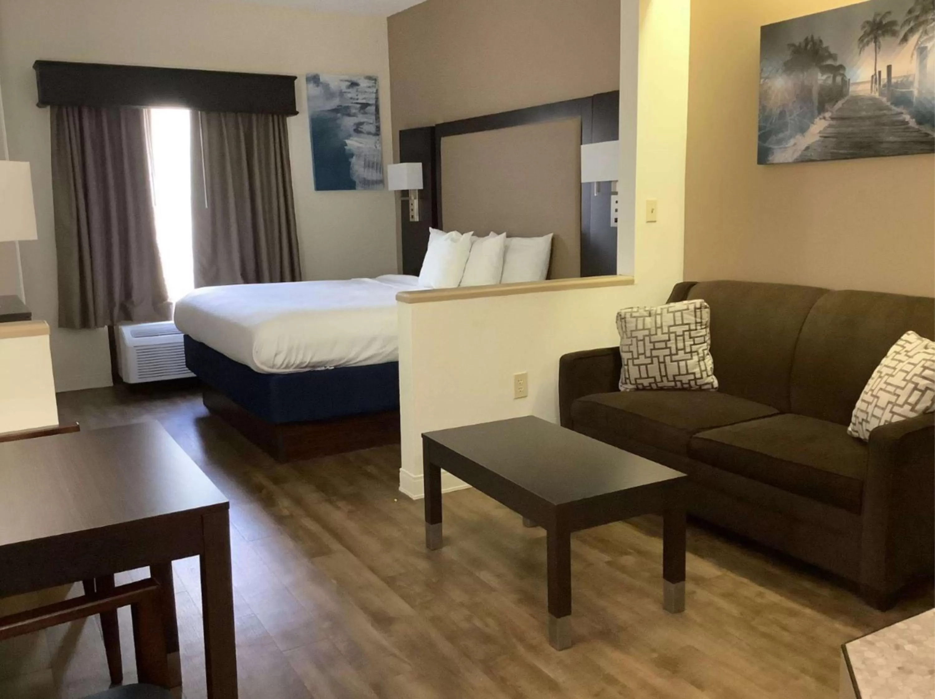 King Suite with Sofa Bed in Best Western Plus Madison