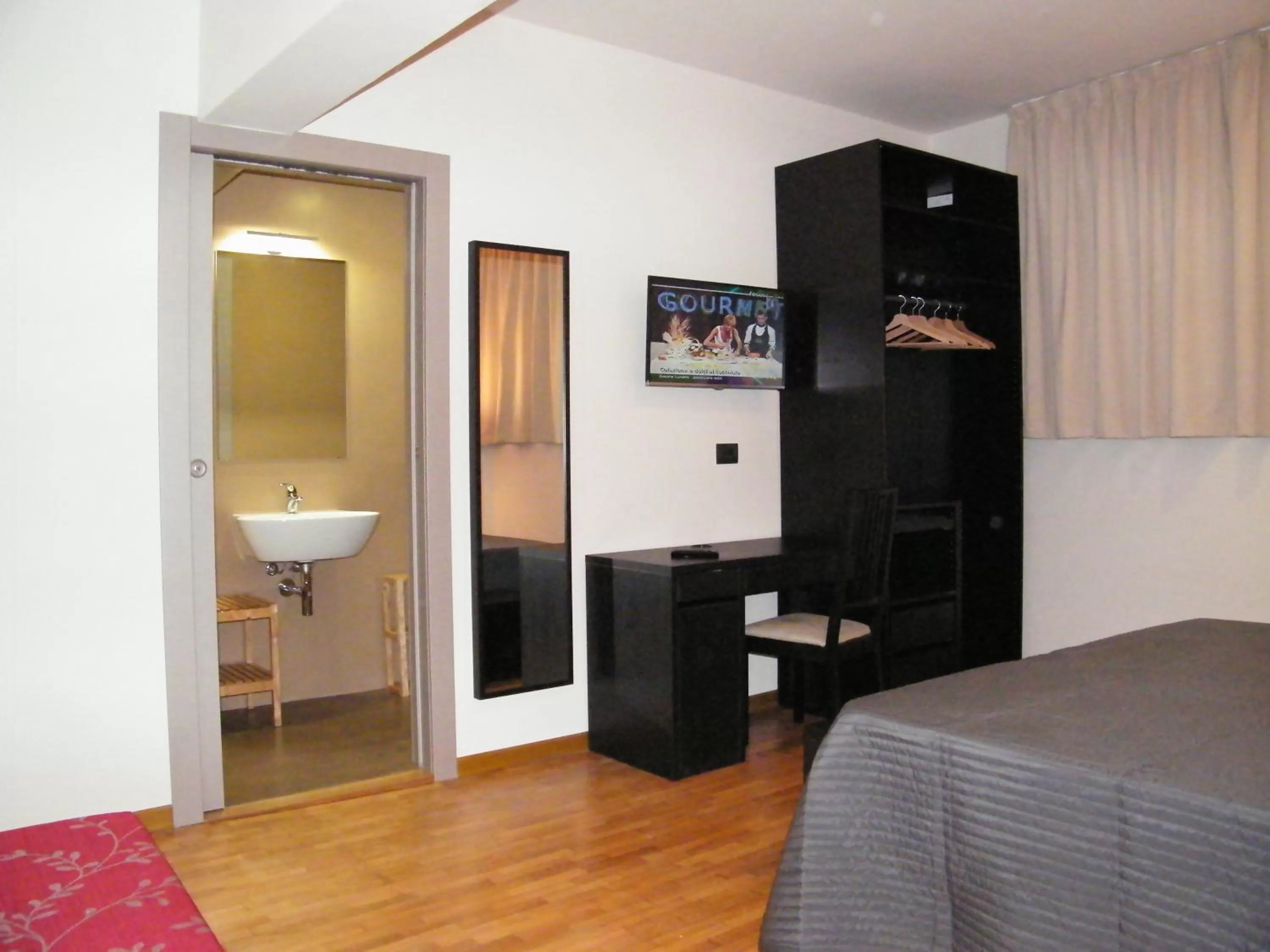 Photo of the whole room, Bed in Siena Gallery - Rooms Only