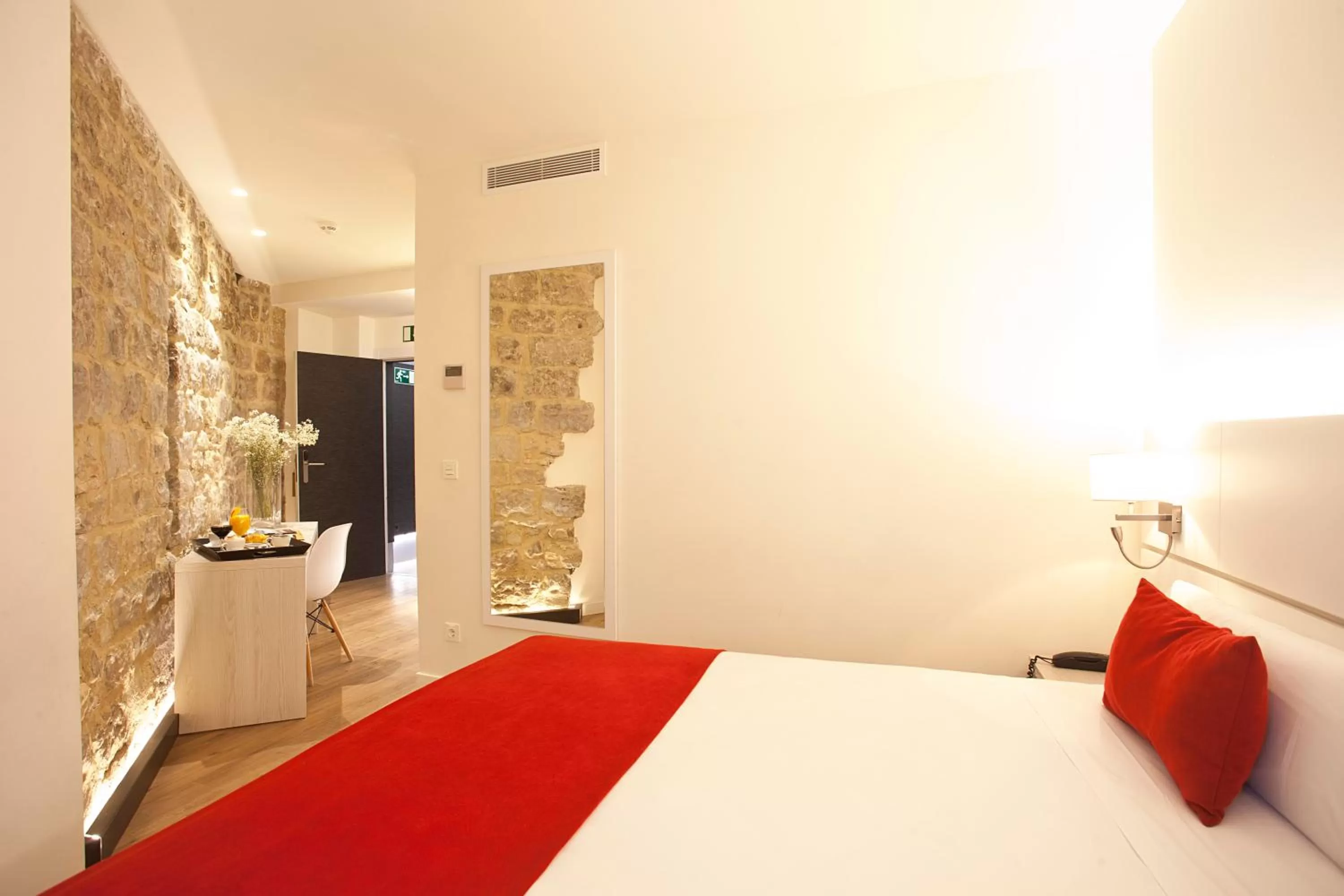 Bed in Hotel Pompaelo Plaza del Ayuntamiento & Spa