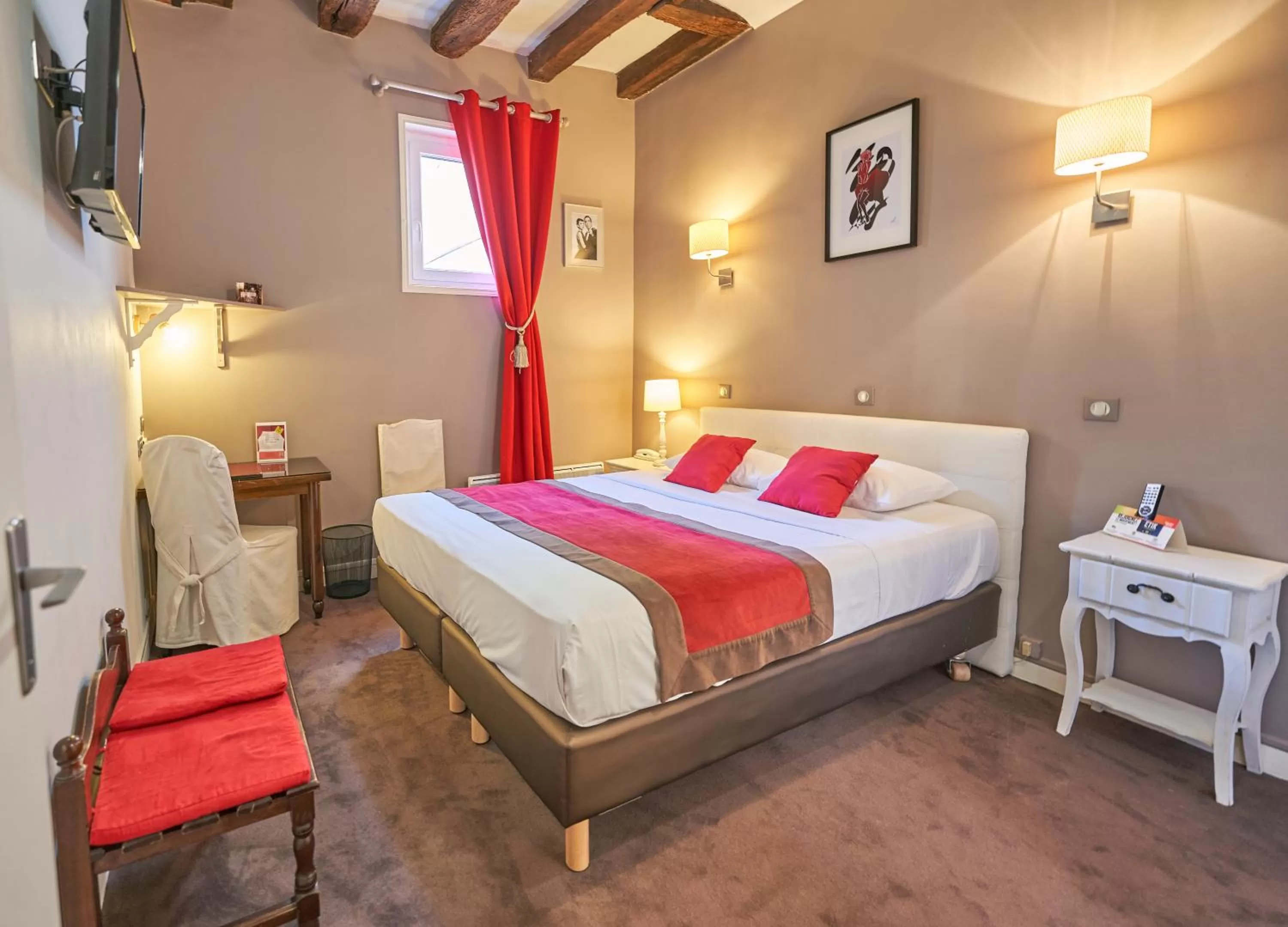 Bed in LOGIS Hôtel Du Théâtre