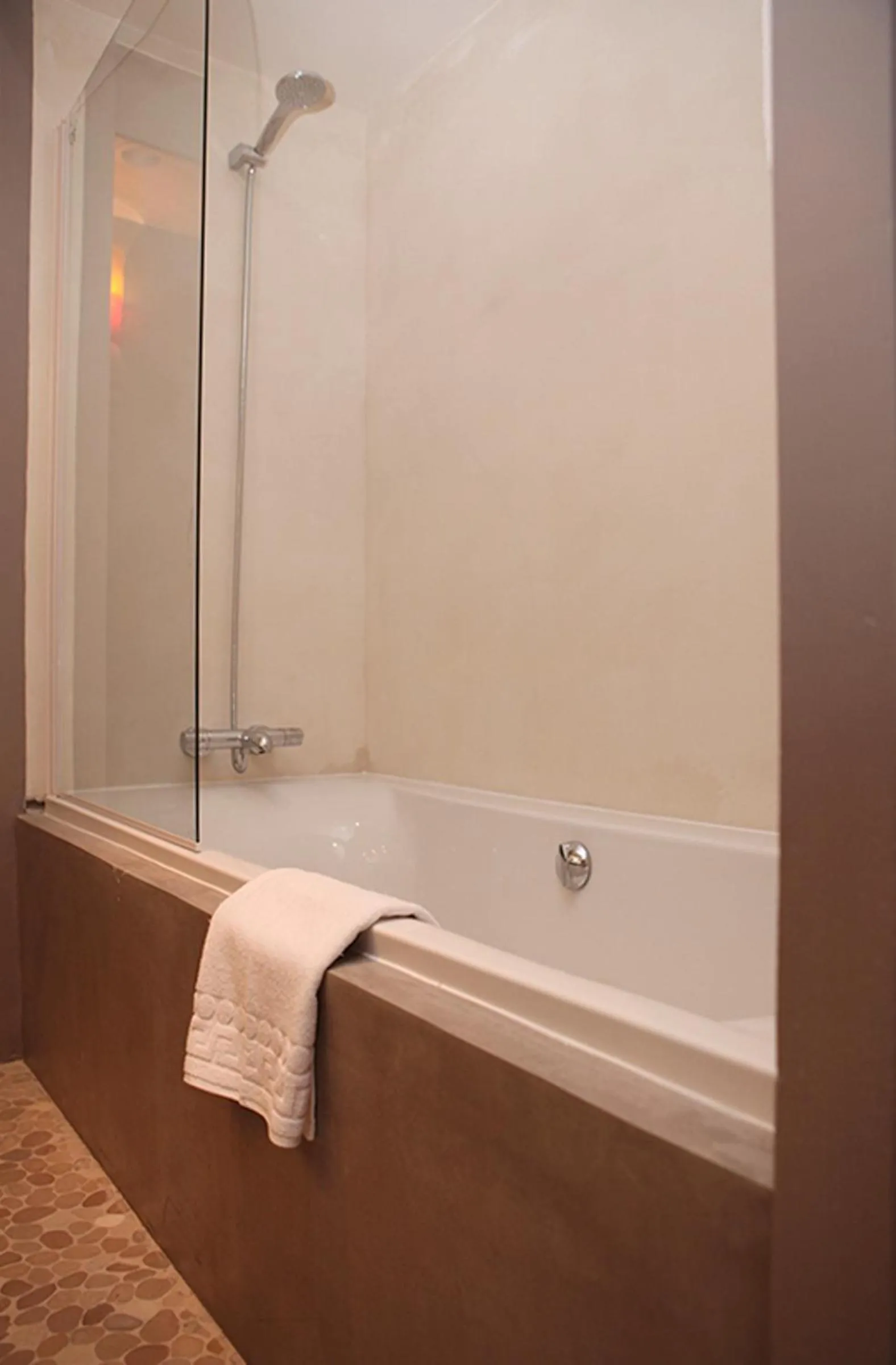 Bathroom in Hôtel Le Roncevaux