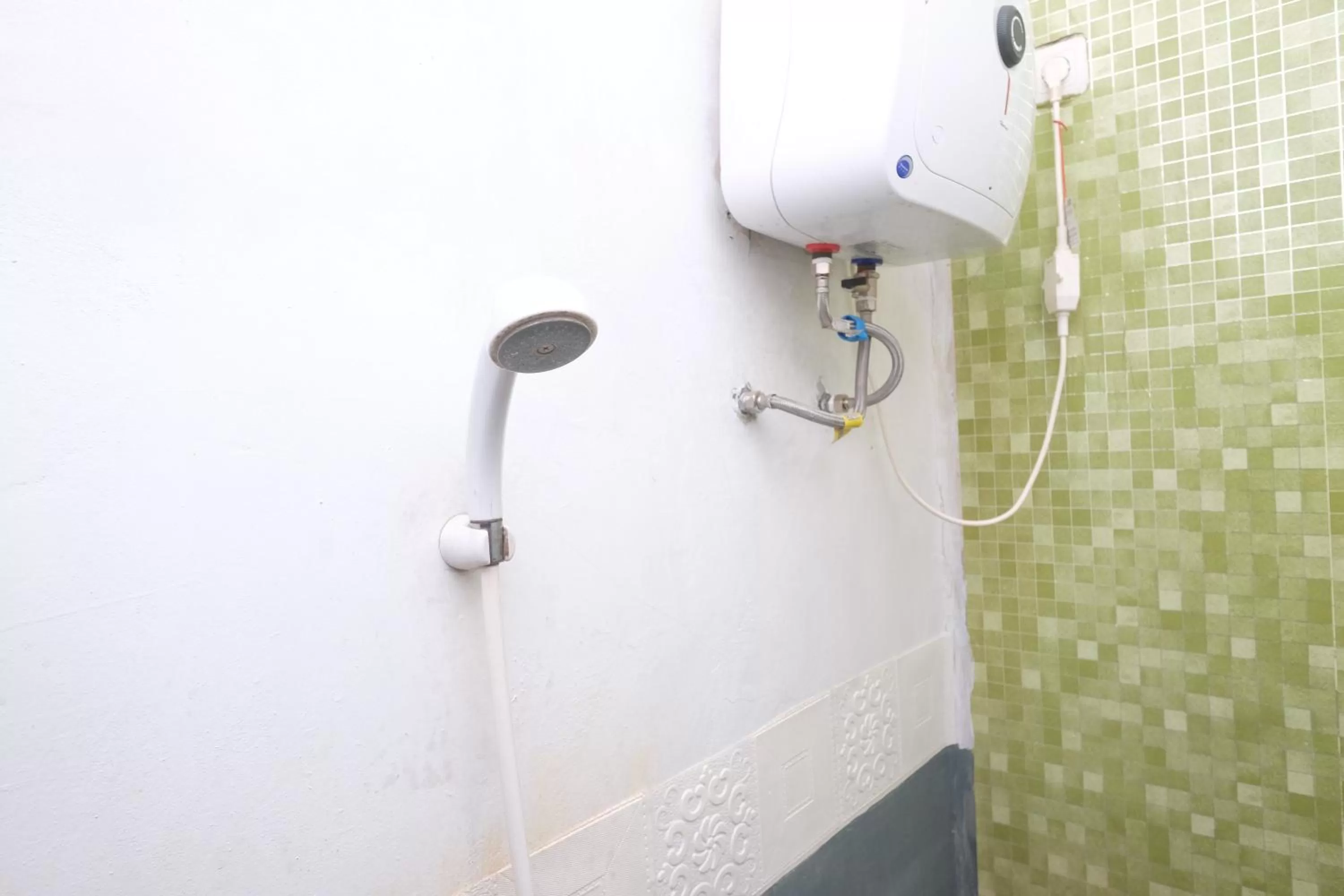 Bathroom in RedDoorz at Mamagayo Inn Yogyakarta