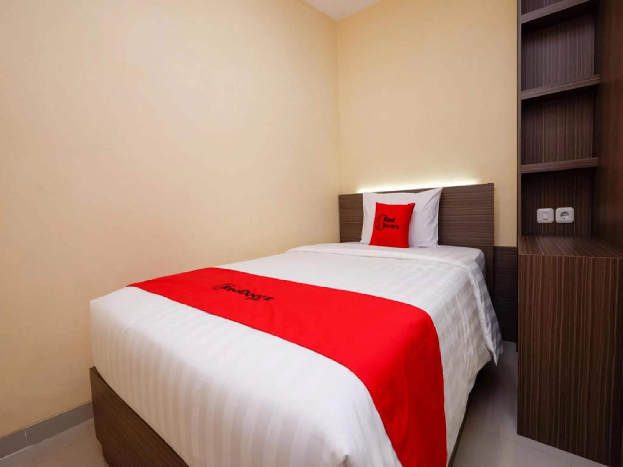 Bedroom, Bed in RedDoorz Plus near Paragon Mall Semarang