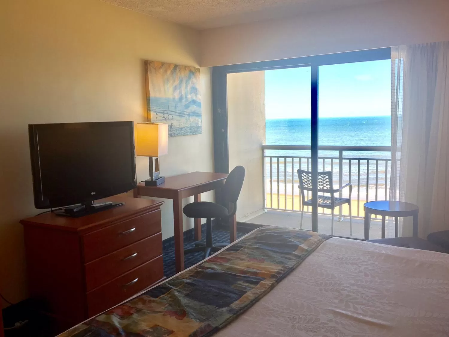TV and multimedia, Bed in Ramada Plaza by Wyndham Virginia Beach Oceanfront