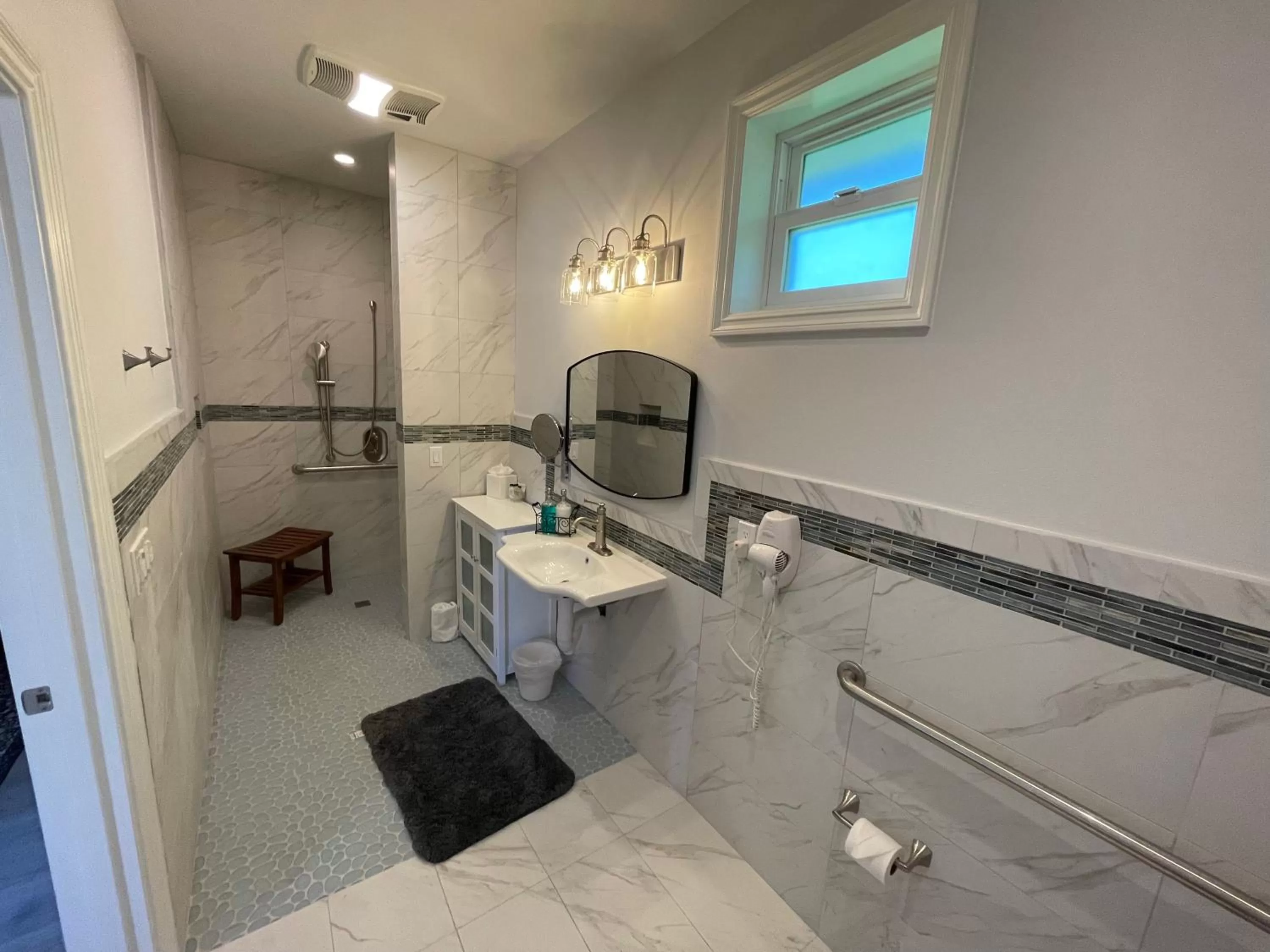 Bed in ForFriends Inn Wine Country Bed and Breakfast