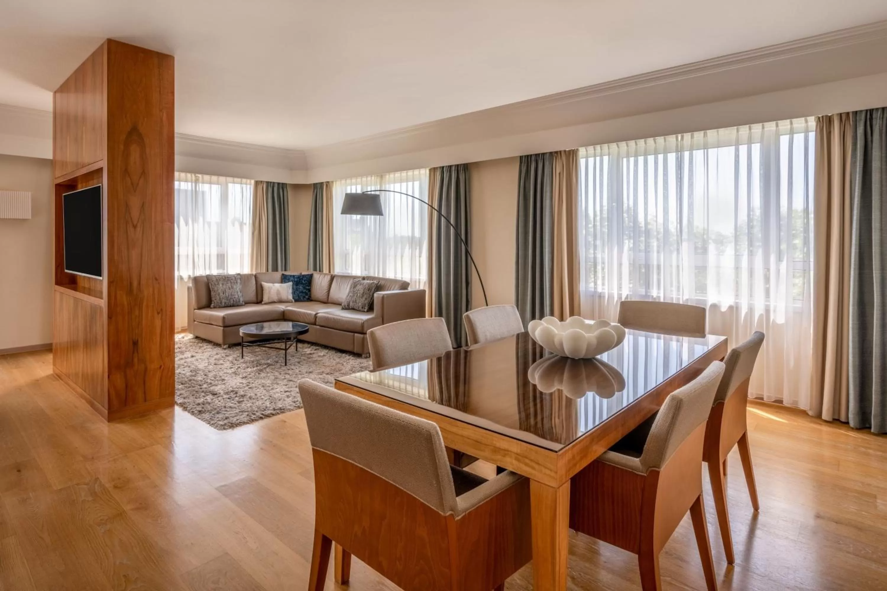 Photo of the whole room in Munich Marriott Hotel