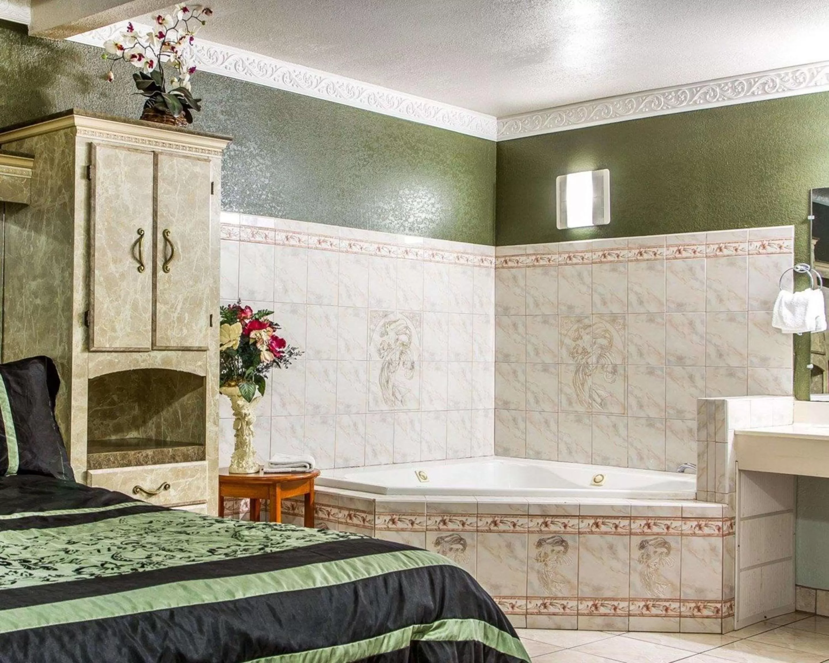 Photo of the whole room, Bed in Sycamore Inn Chico University Area