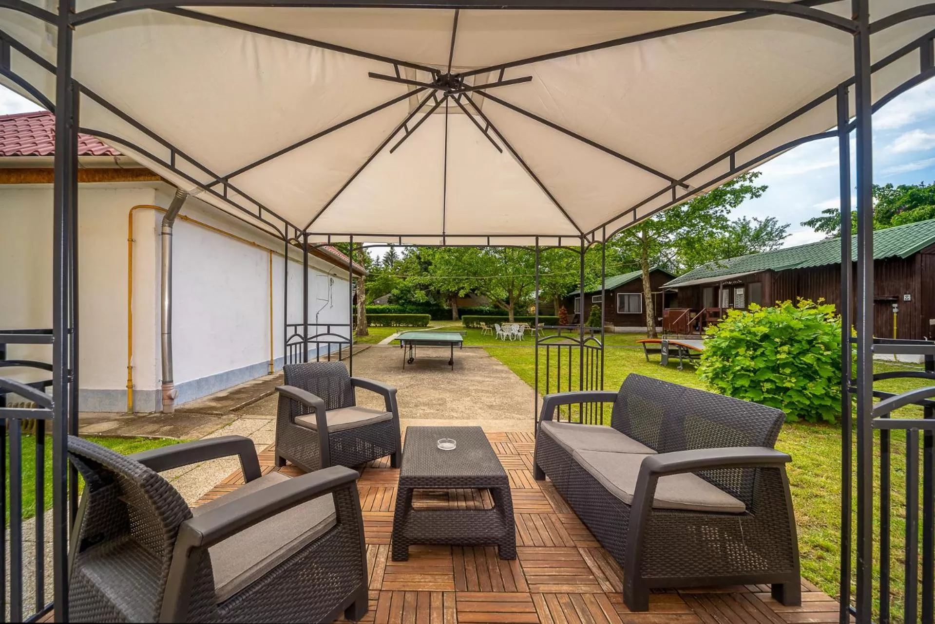 Table tennis, Seating Area in Nefelejcs Hotel