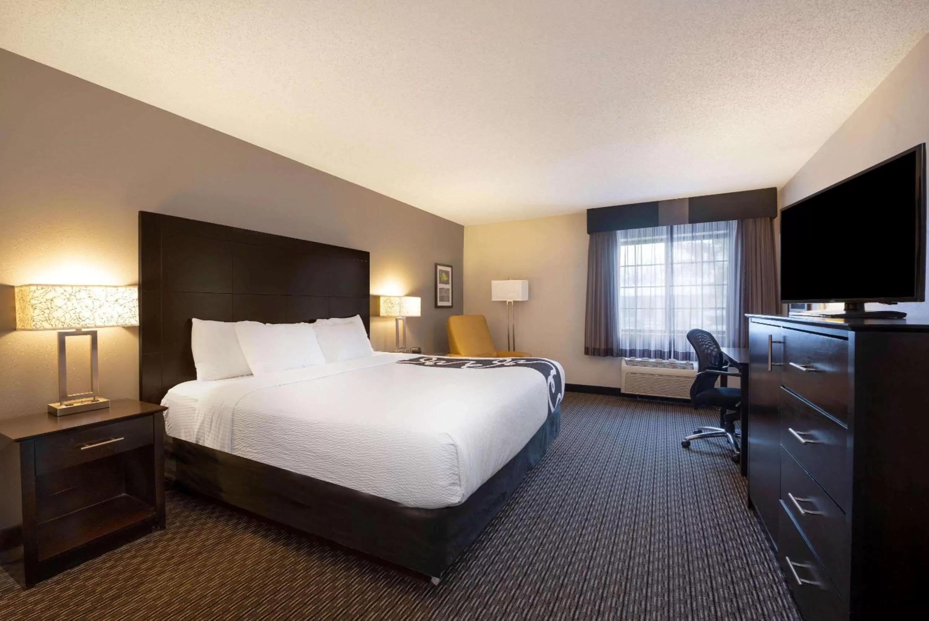 Photo of the whole room, Bed in La Quinta by Wyndham Cleveland Macedonia