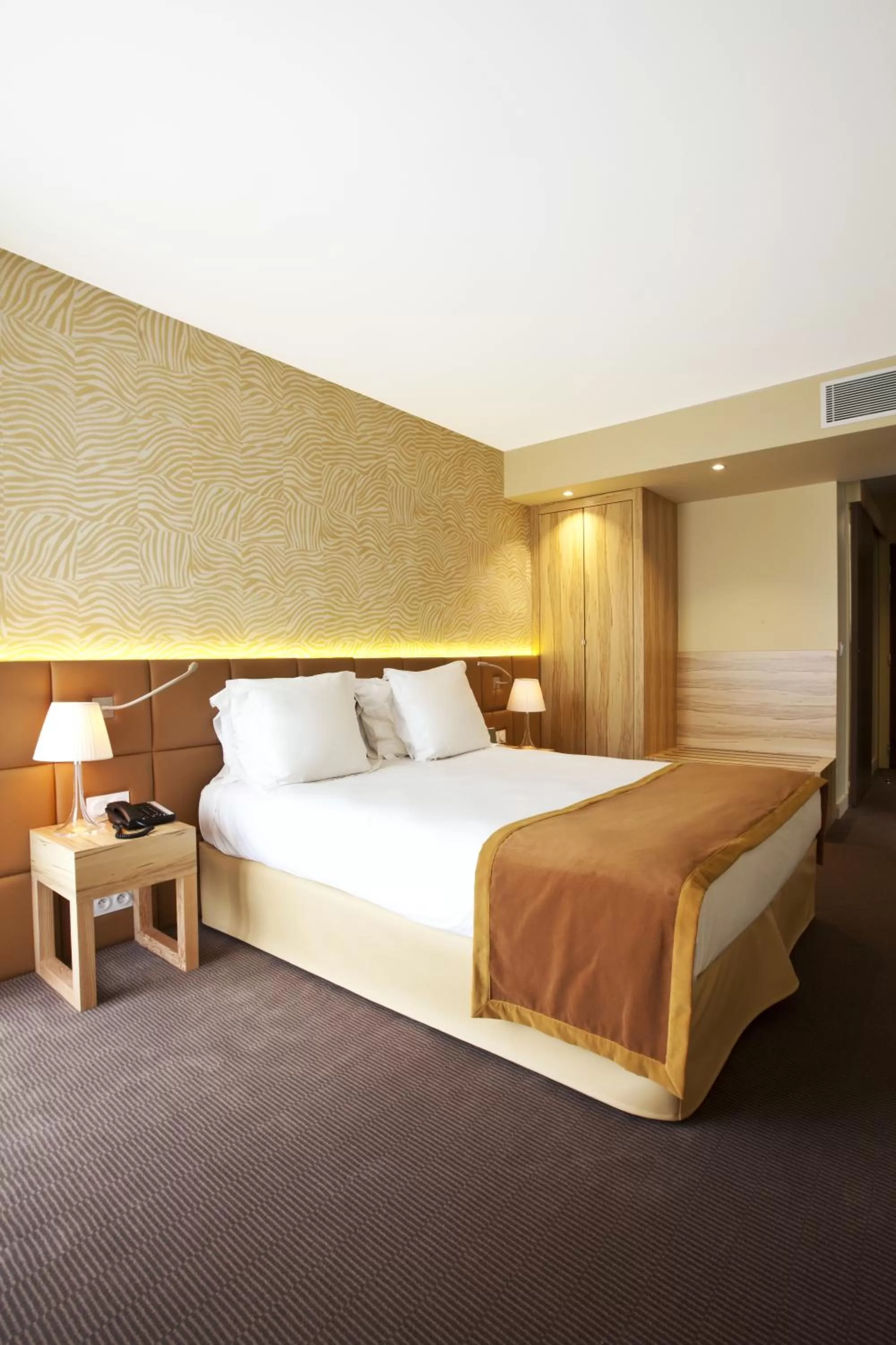 Bedroom, Bed in Golden Tulip Avignon Le Paradou