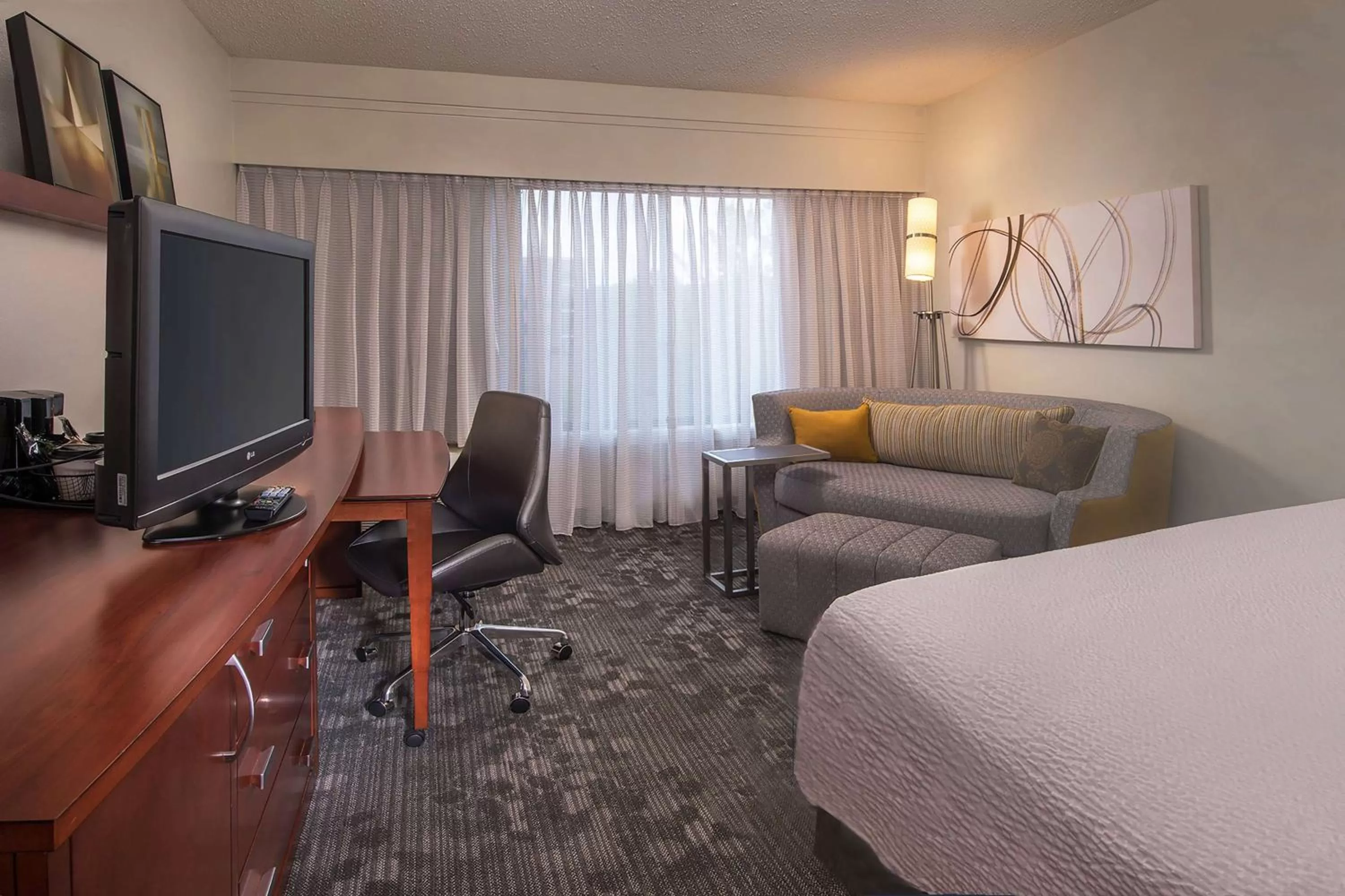 King Room with Roll-In Shower - Mobility/Hearing Accessible in Sonesta Select Greenbelt College Park