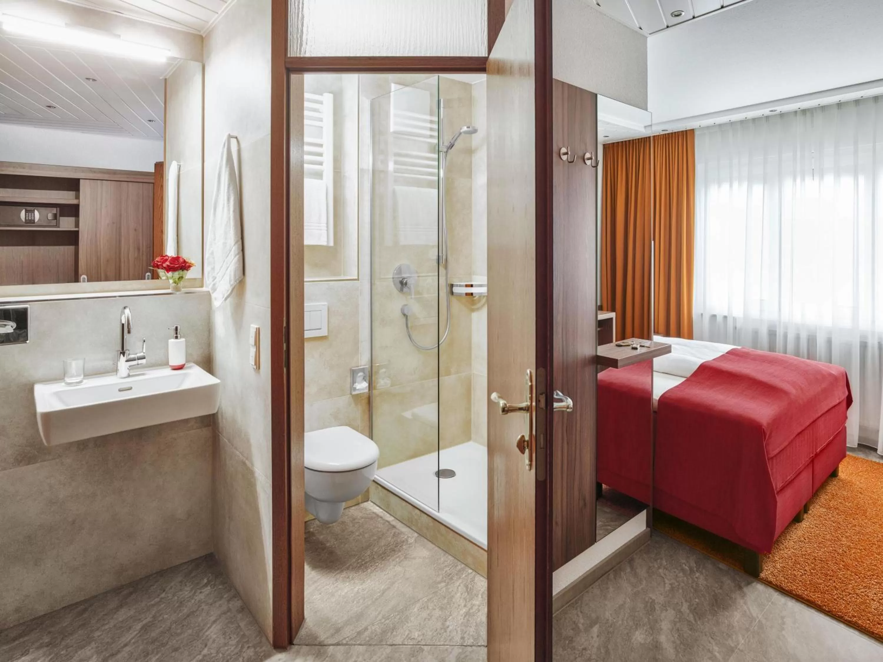 Shower, Bed in Hotel Lamm