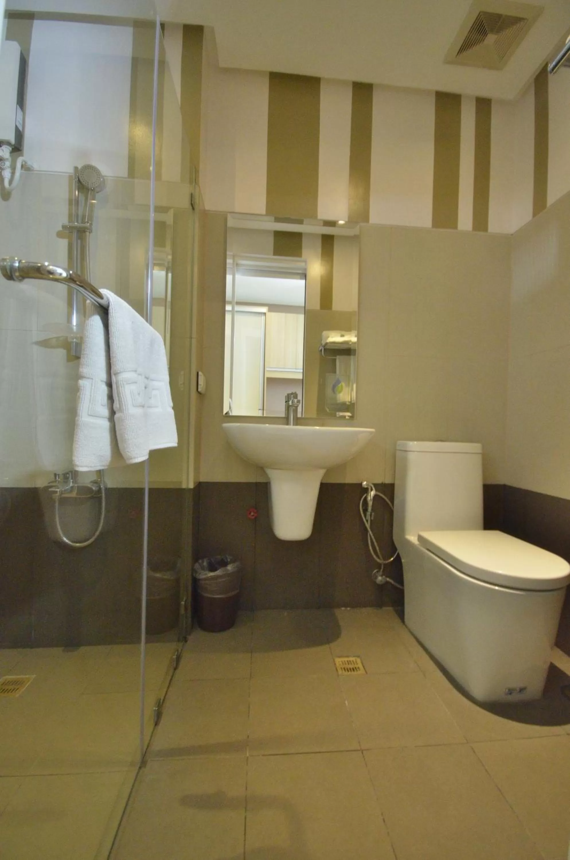 Shower in Injap Tower Hotel