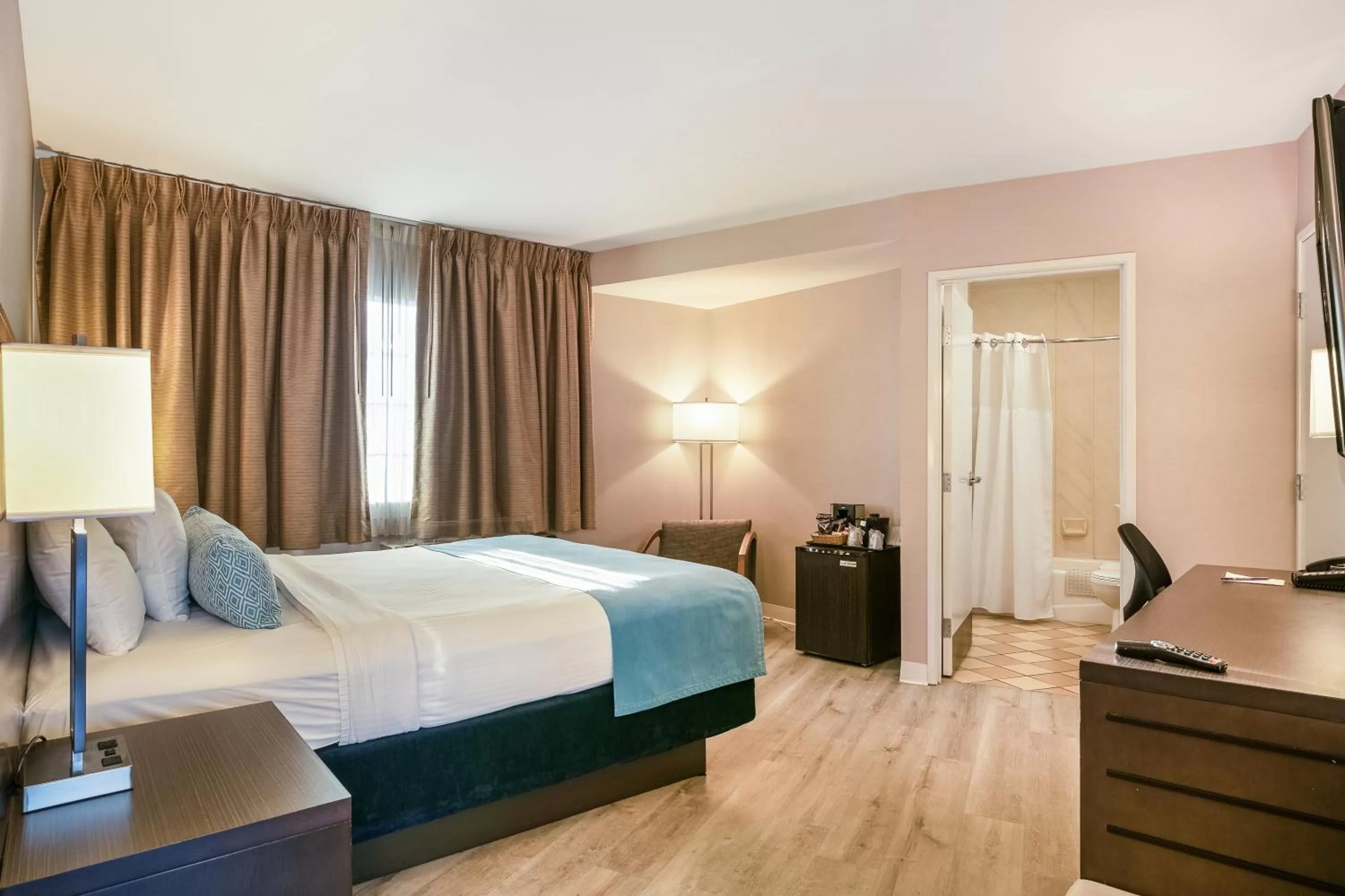 Bed in Safari Inn Burbank-Universal, a Coast Hotel