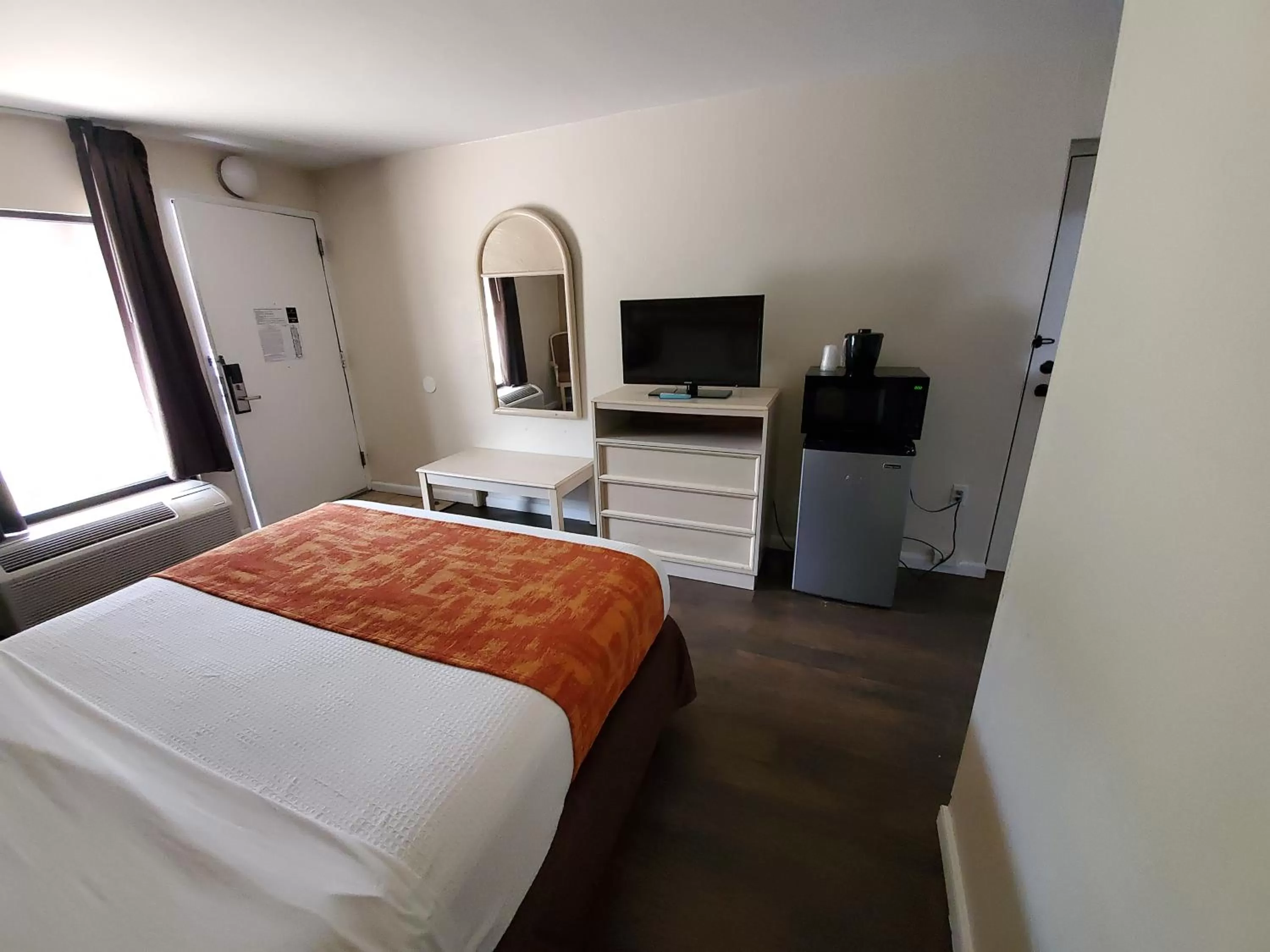 Photo of the whole room, Bed in THE PARAGON of Golden Isles