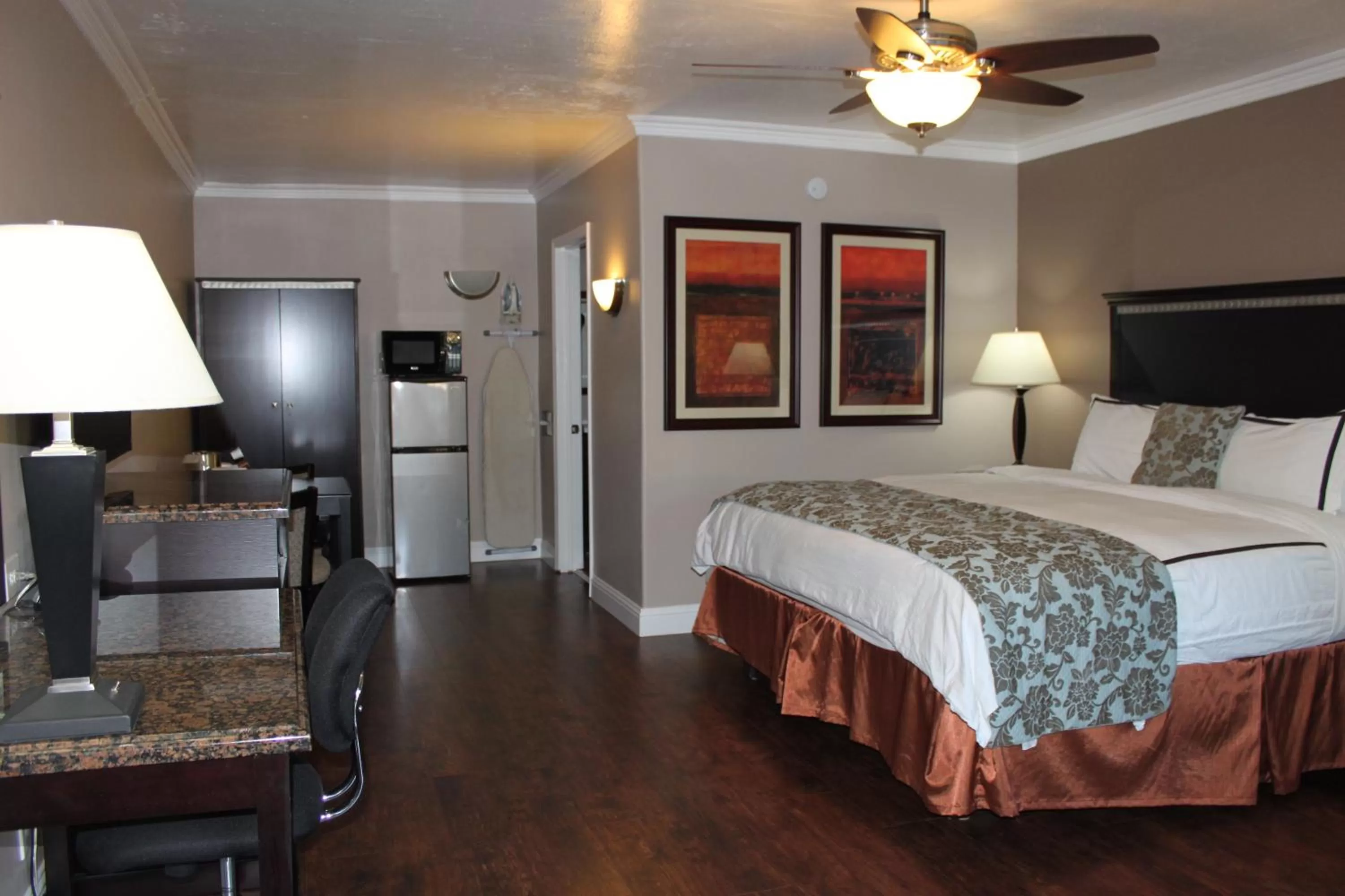 Seating area, Bed in Travelodge by Wyndham Santa Maria