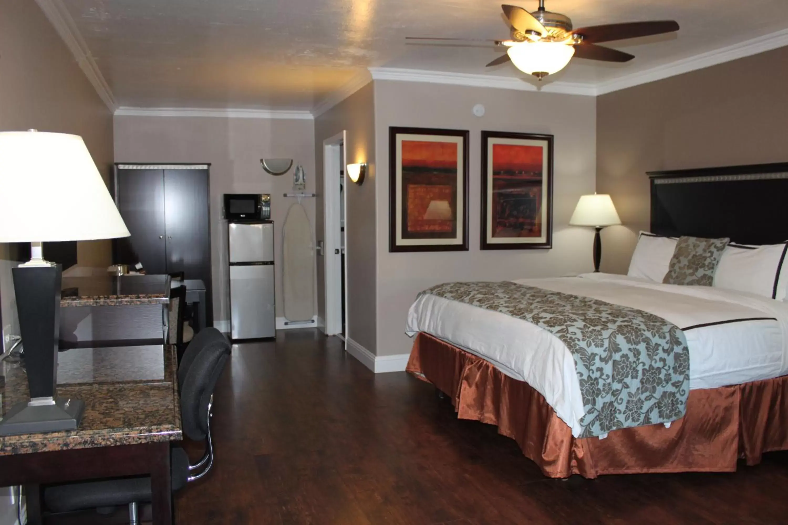 Deluxe King Room - Non-Smoking in Travelodge by Wyndham Santa Maria Deluxe King Room - Non-Smoking in Travelodge by Wyndham Santa Maria