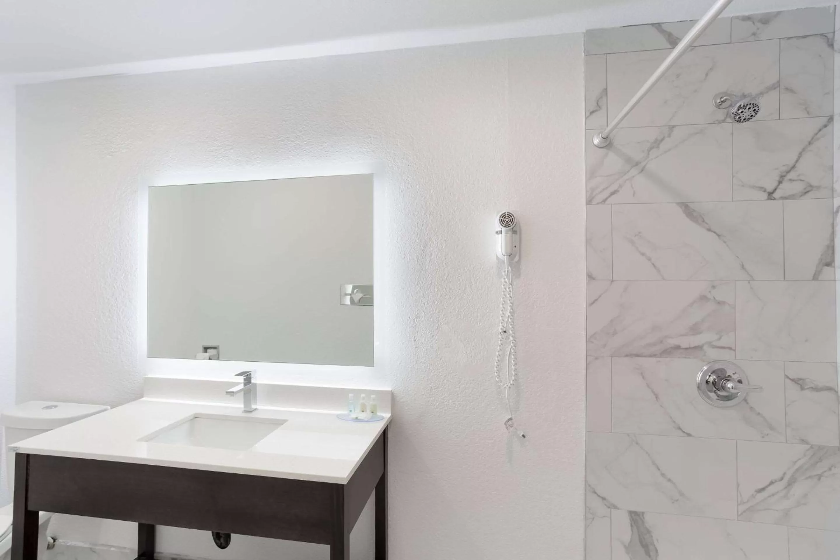 Photo of the whole room in Quality Inn Redding near I-5