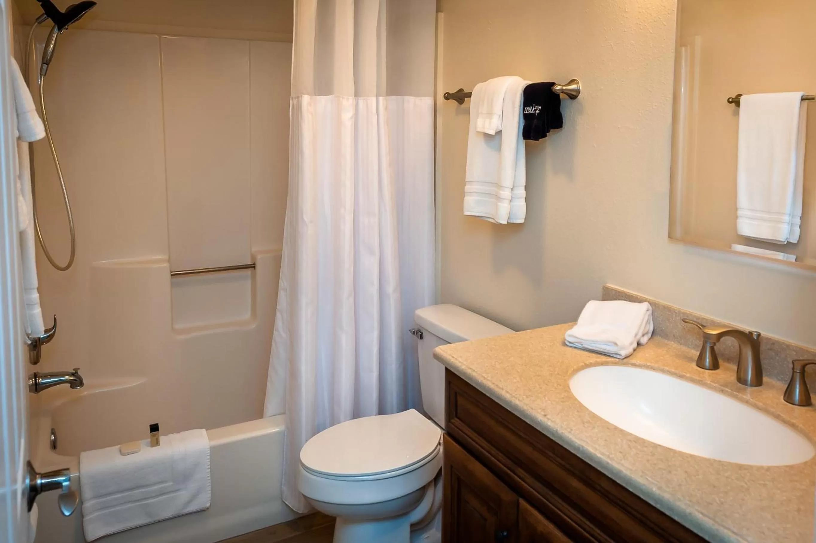 Bathroom in Cedar Cove Resort & Cottages