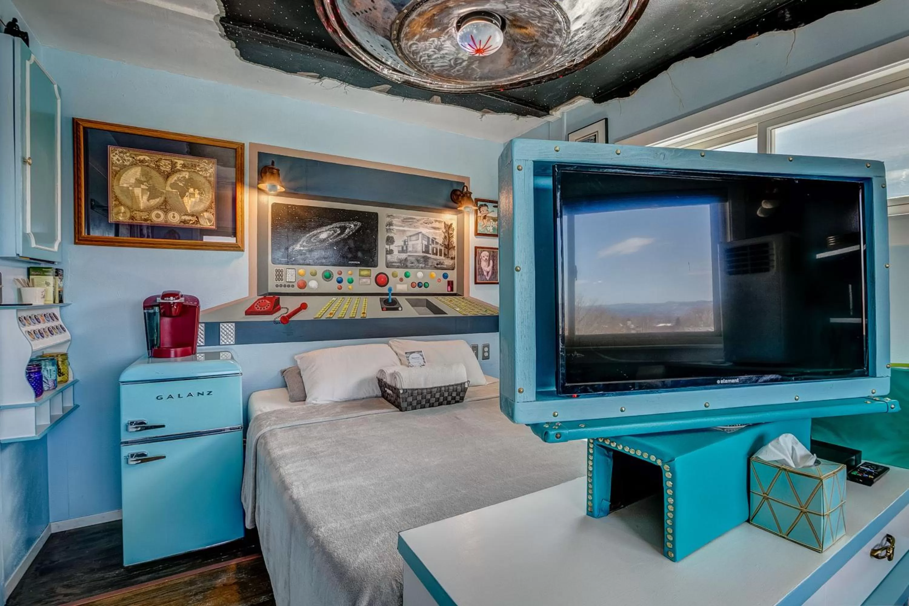 Bed, TV/Entertainment Center in The Oasis on Eisenhower