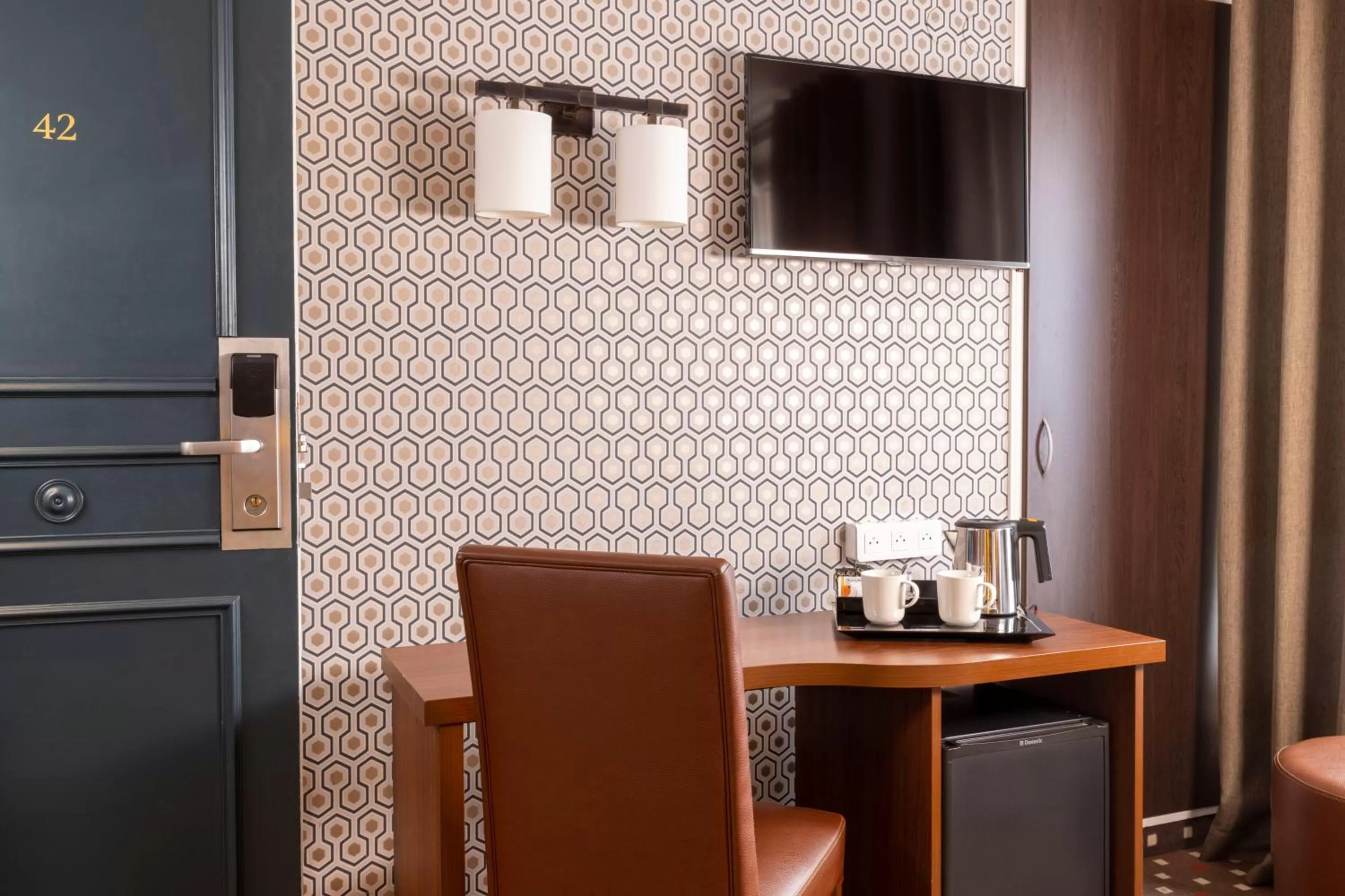 TV and multimedia in Hotel Abbatial Saint Germain