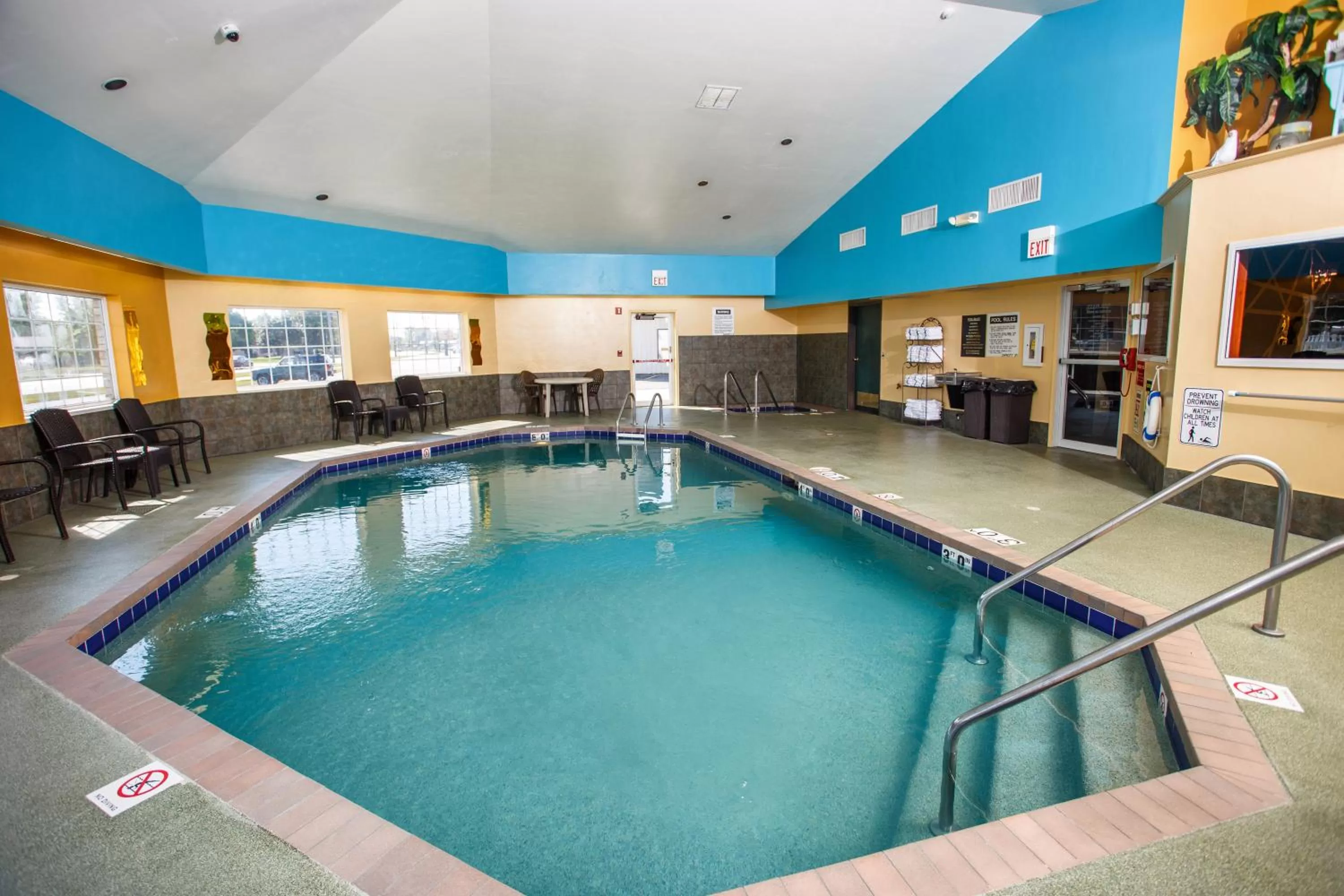 Swimming pool in Hotel J Green Bay