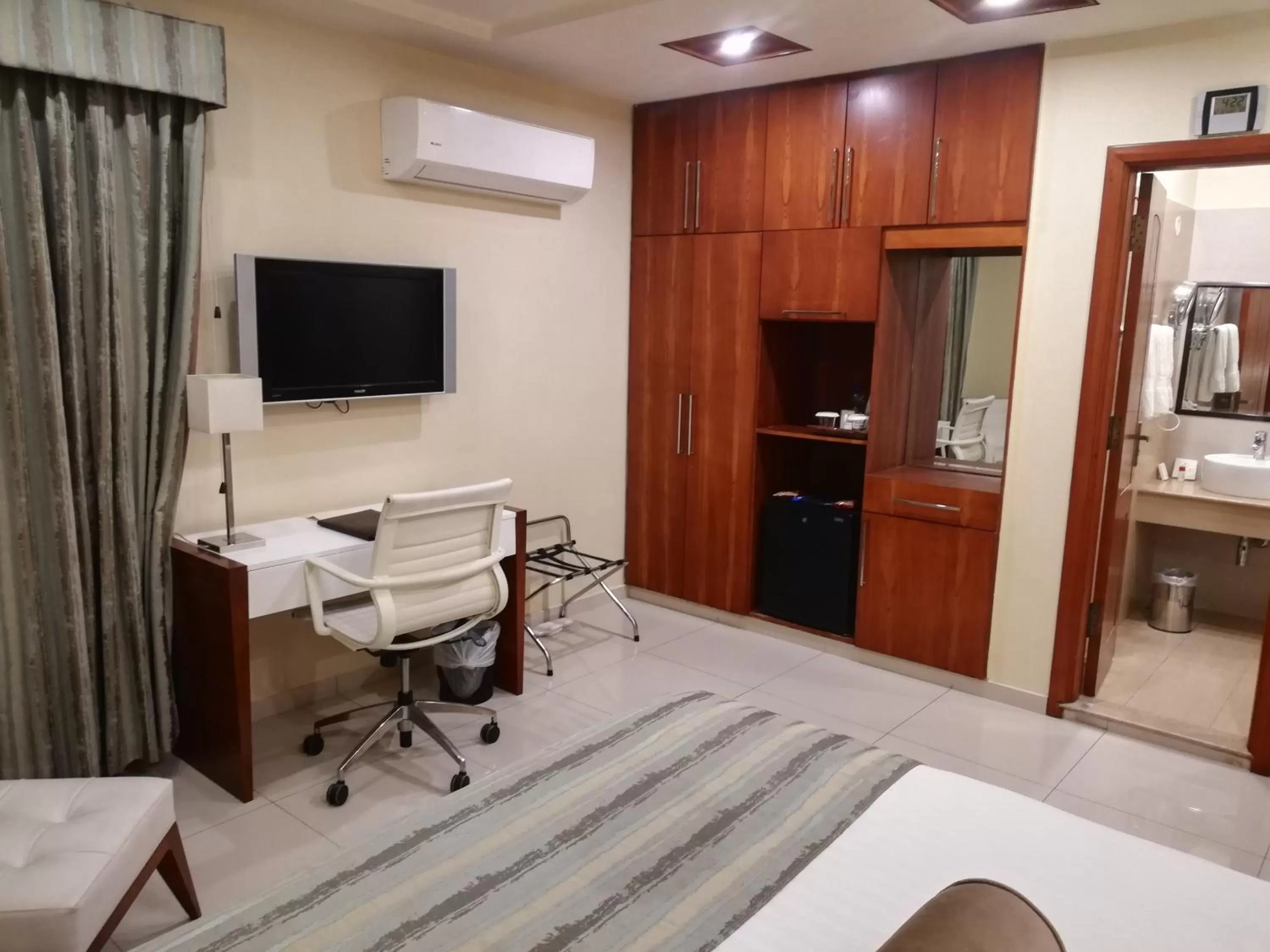 Bedroom, Bed in Avari Xpress Faisalabad